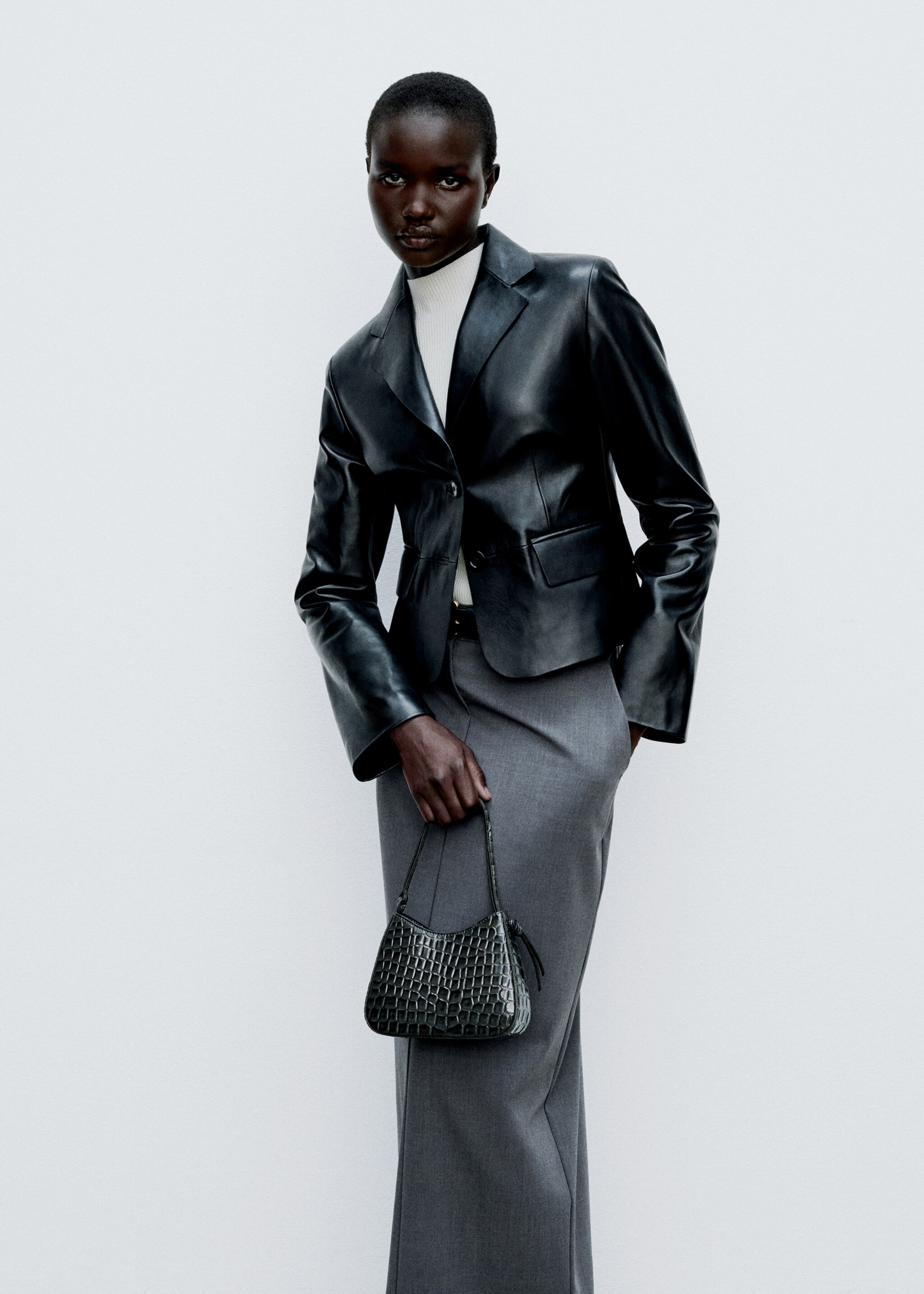 Tasche mit Kroko-Prägung und Lackledereffekt - Allgemeine Ansicht, Grau. Ref: 77047675-00.