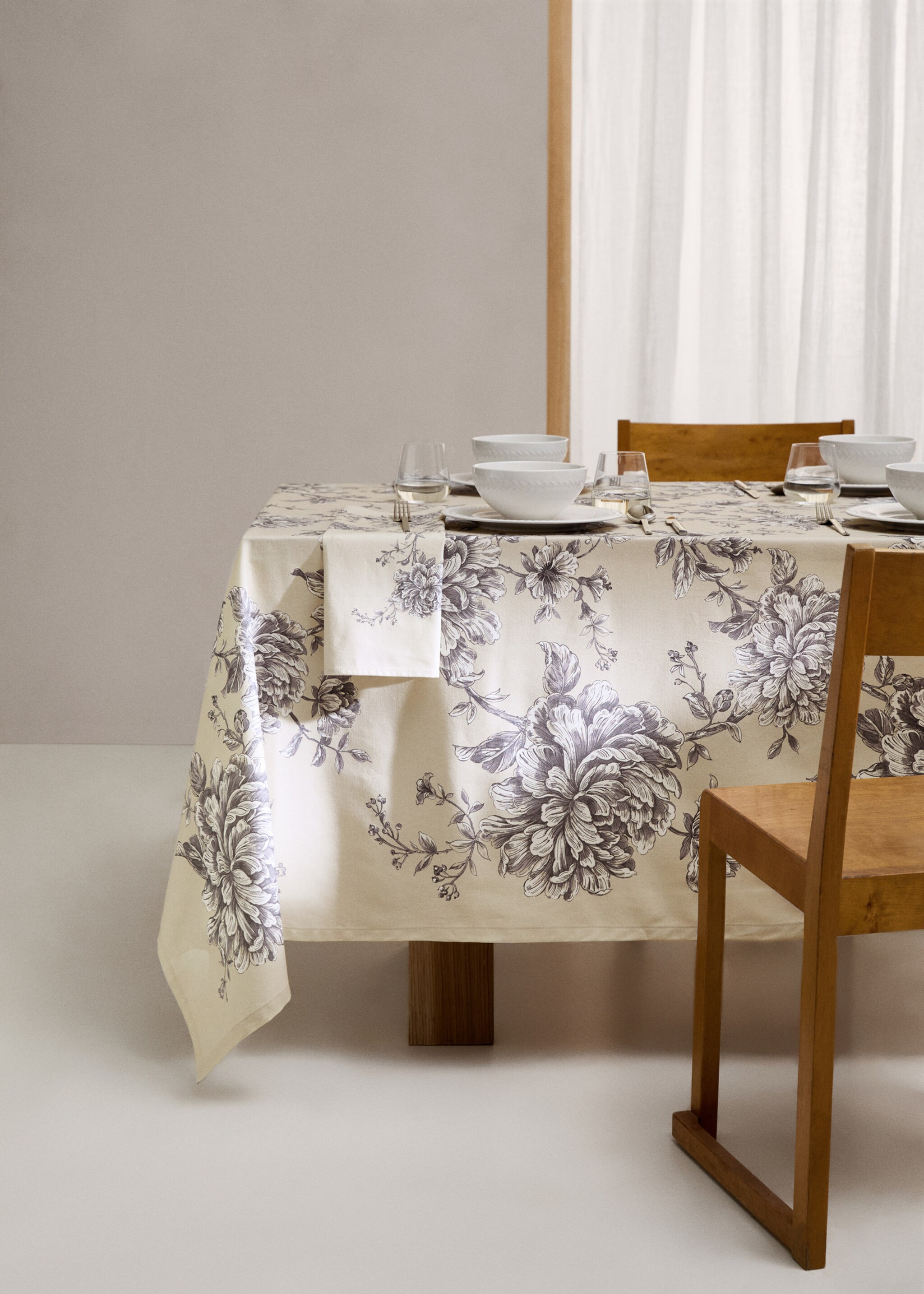 Cotton tablecloth with floral design for 2 to 4 diners - General plane, Sand. Ref: 77047706-00.
