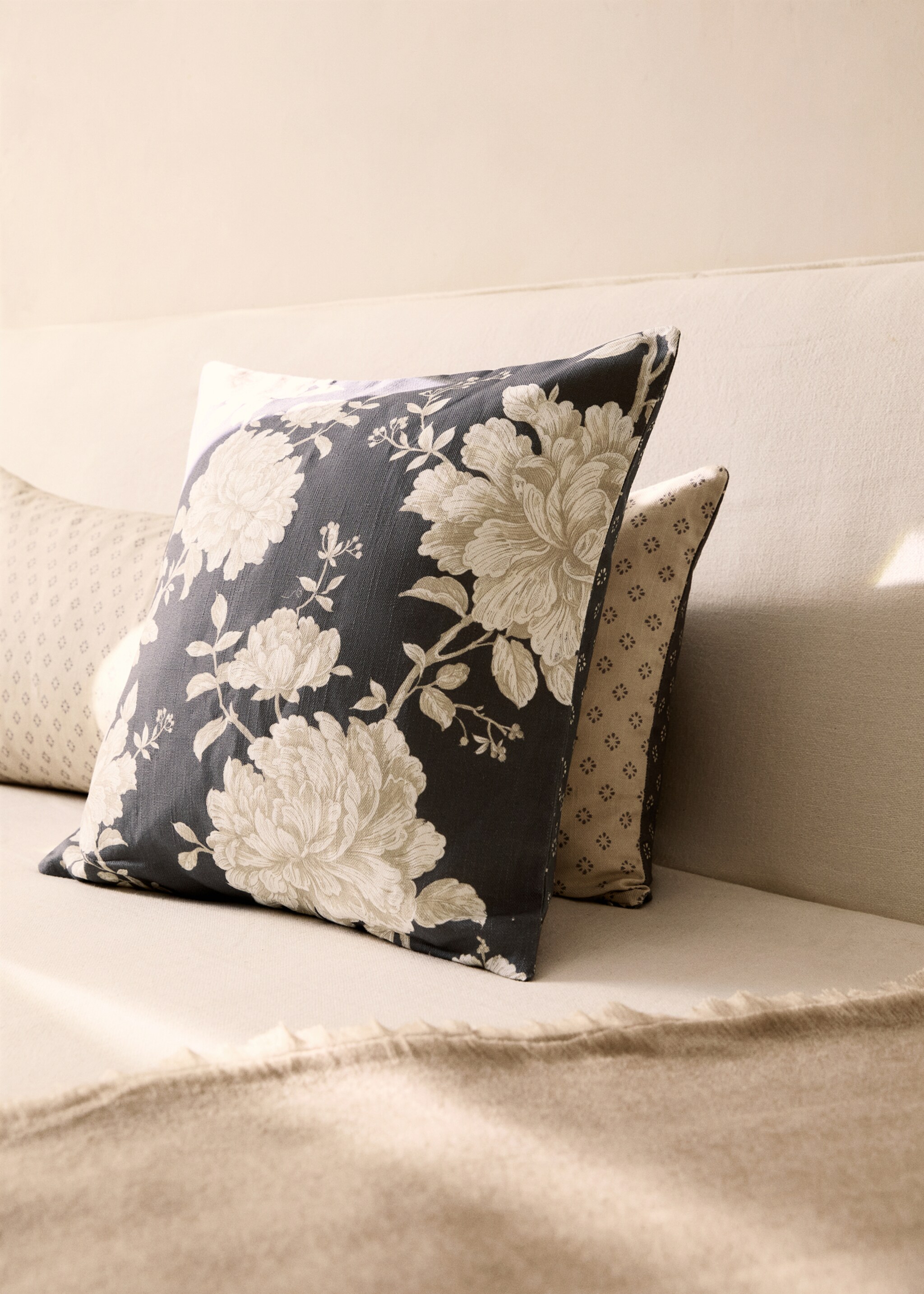 Kissenhülle mit Blumendesign - Allgemeine Ansicht, Blau. Ref: 77047707-00.