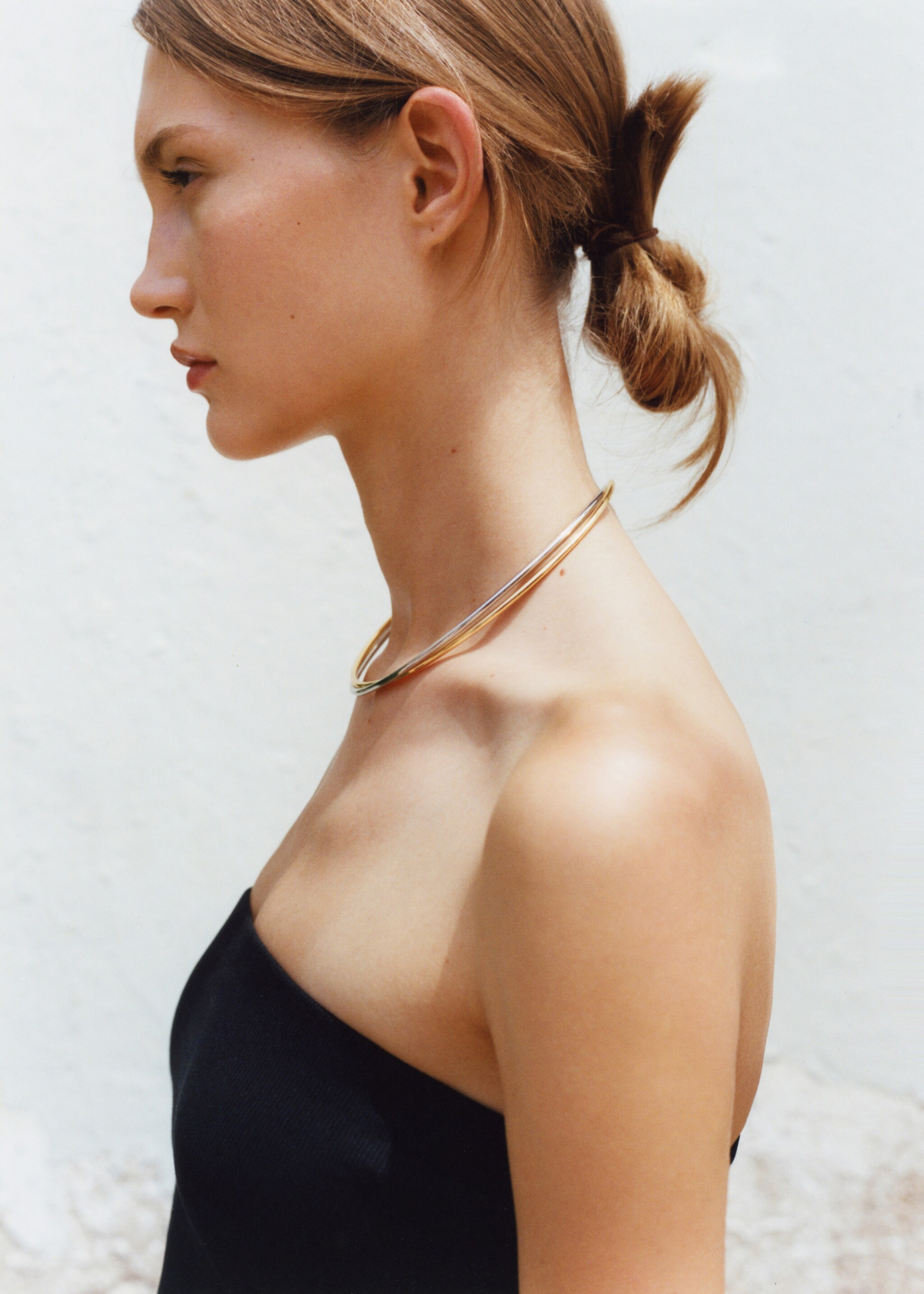 Interlocking hoop earrings and choker - General plane