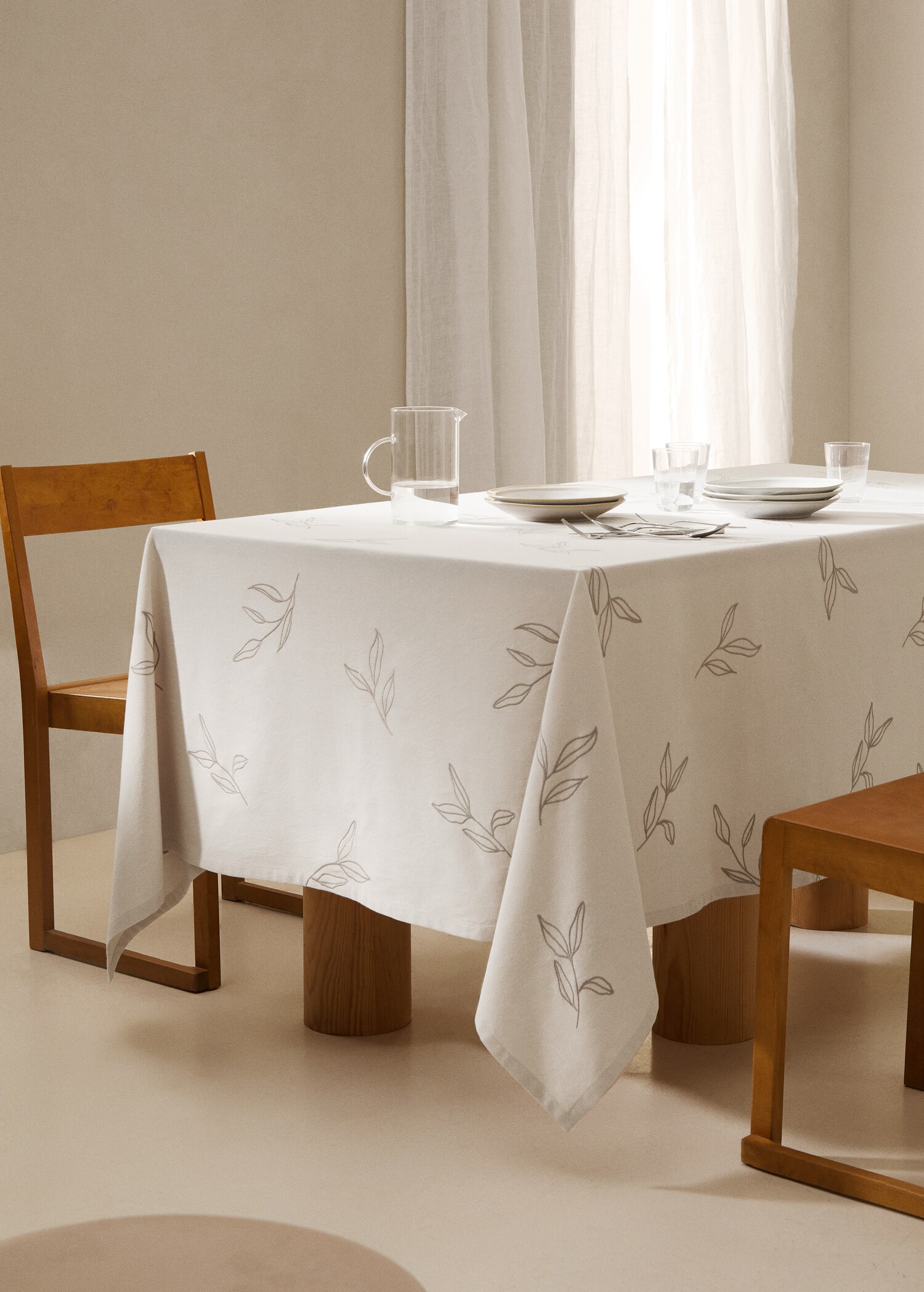 Embroidered cotton tablecloth with leaf design for 6 to 8 diners - General plane