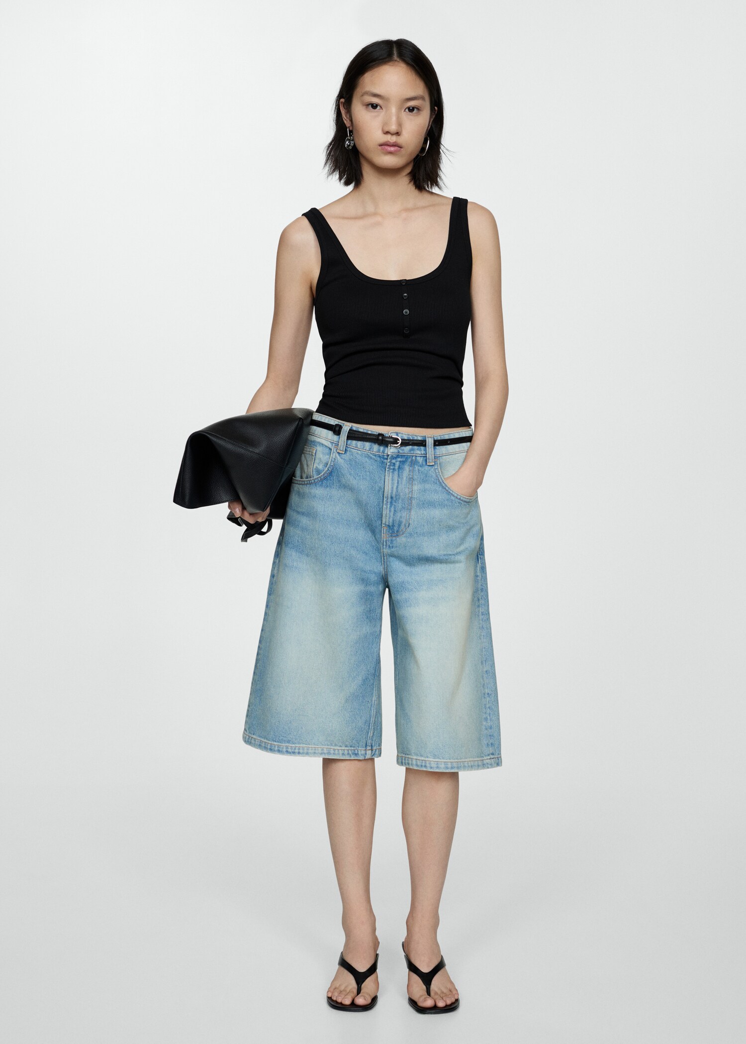 Top with straps and buttons - General plane