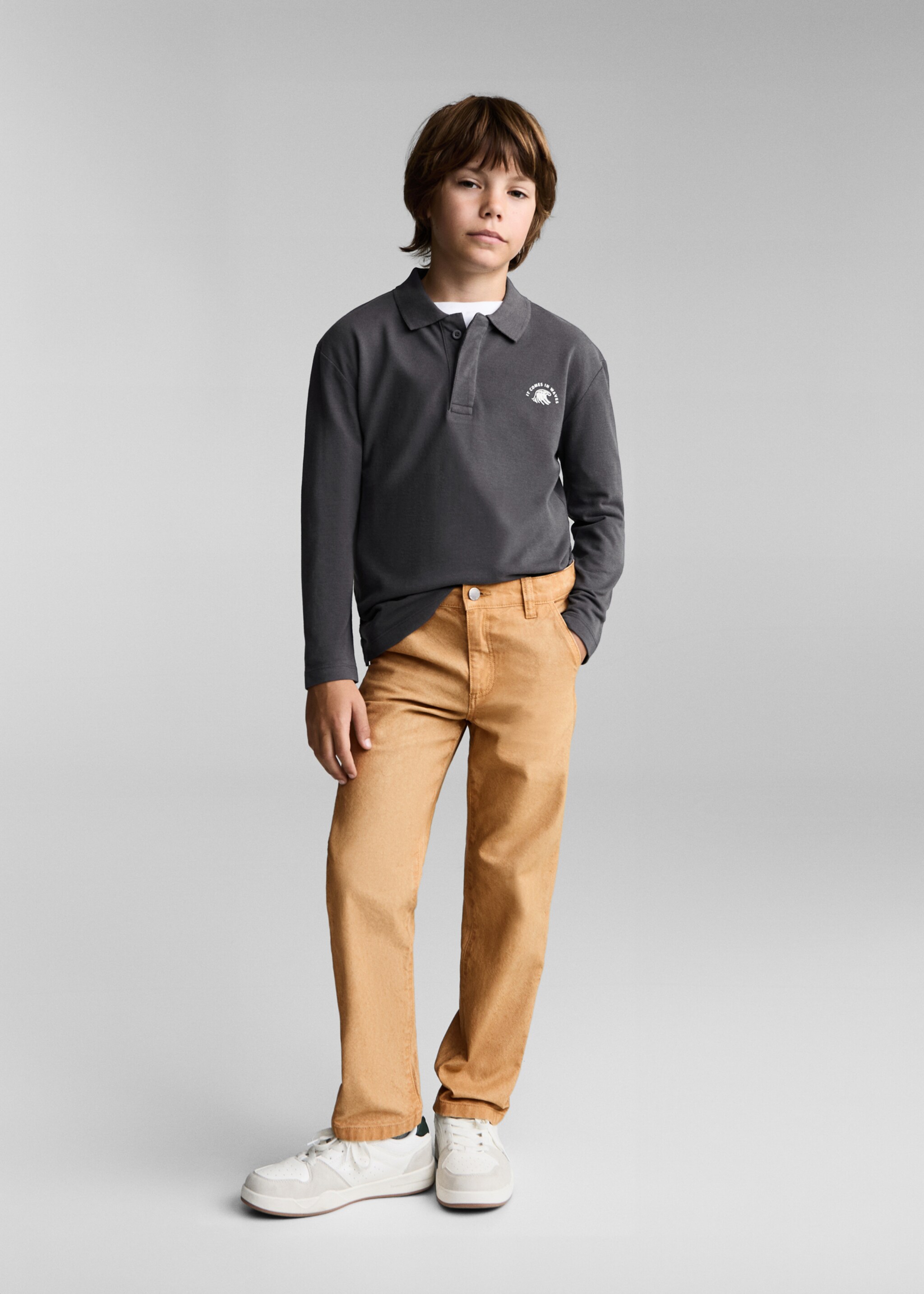 Poloshirt mit Stickdetail - Allgemeine Ansicht, Anthrazit. Ref: 77054764-00.