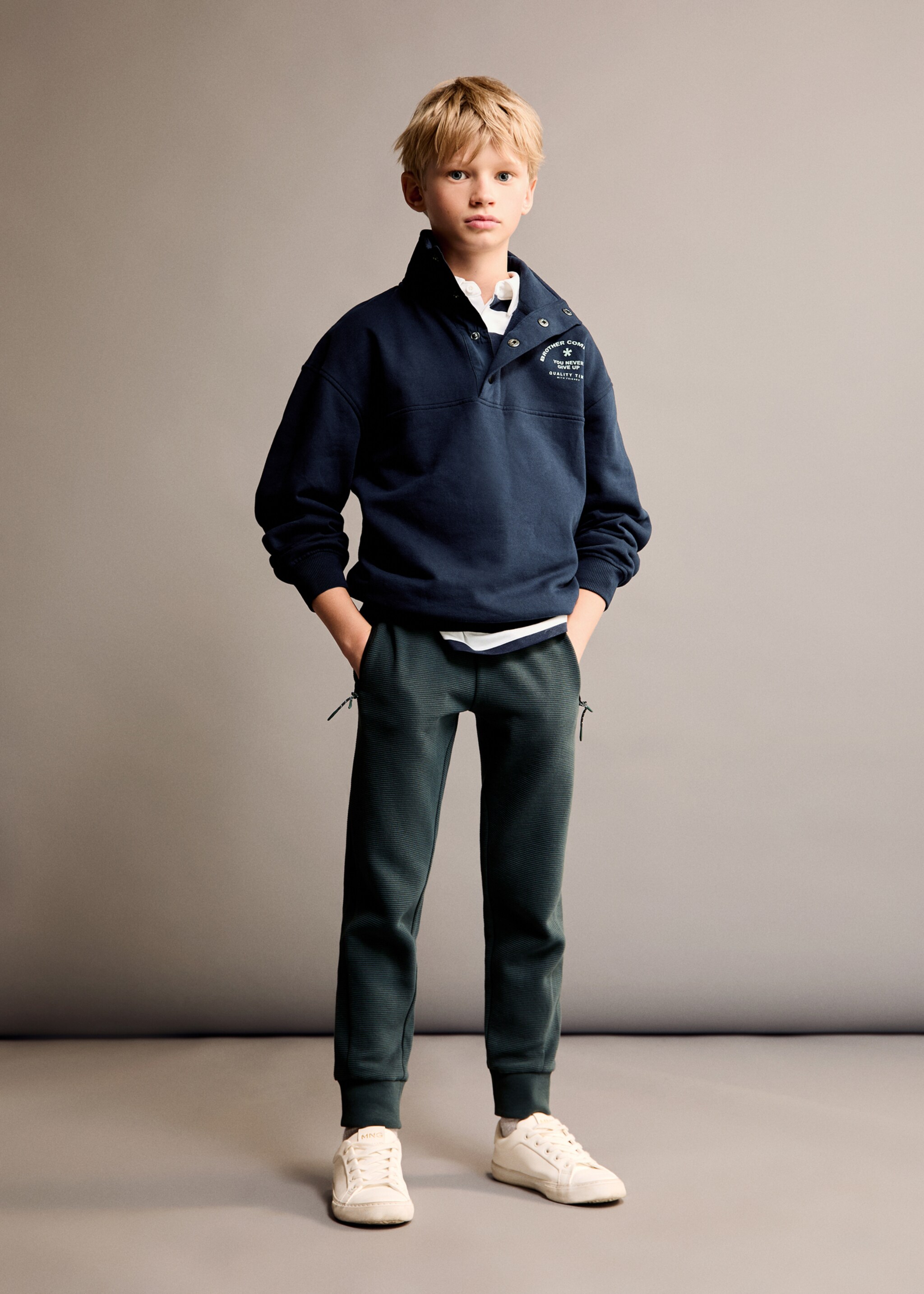 Pantalons jogger butxaques cremallera - Pla general, Verd fosc. Ref: 77057673-00.