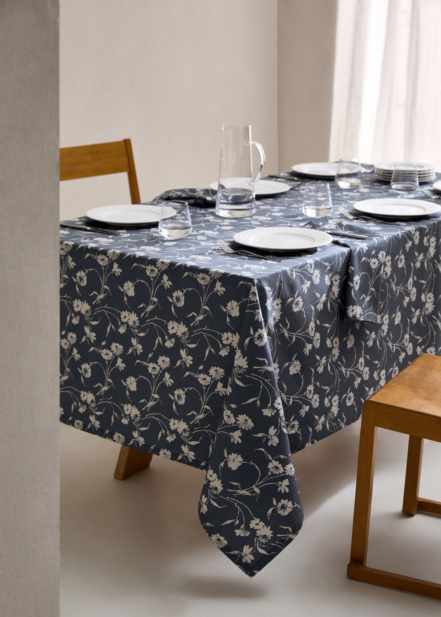 Resin-coated cotton floral tablecloth for 6 to 8 diners - General plane
