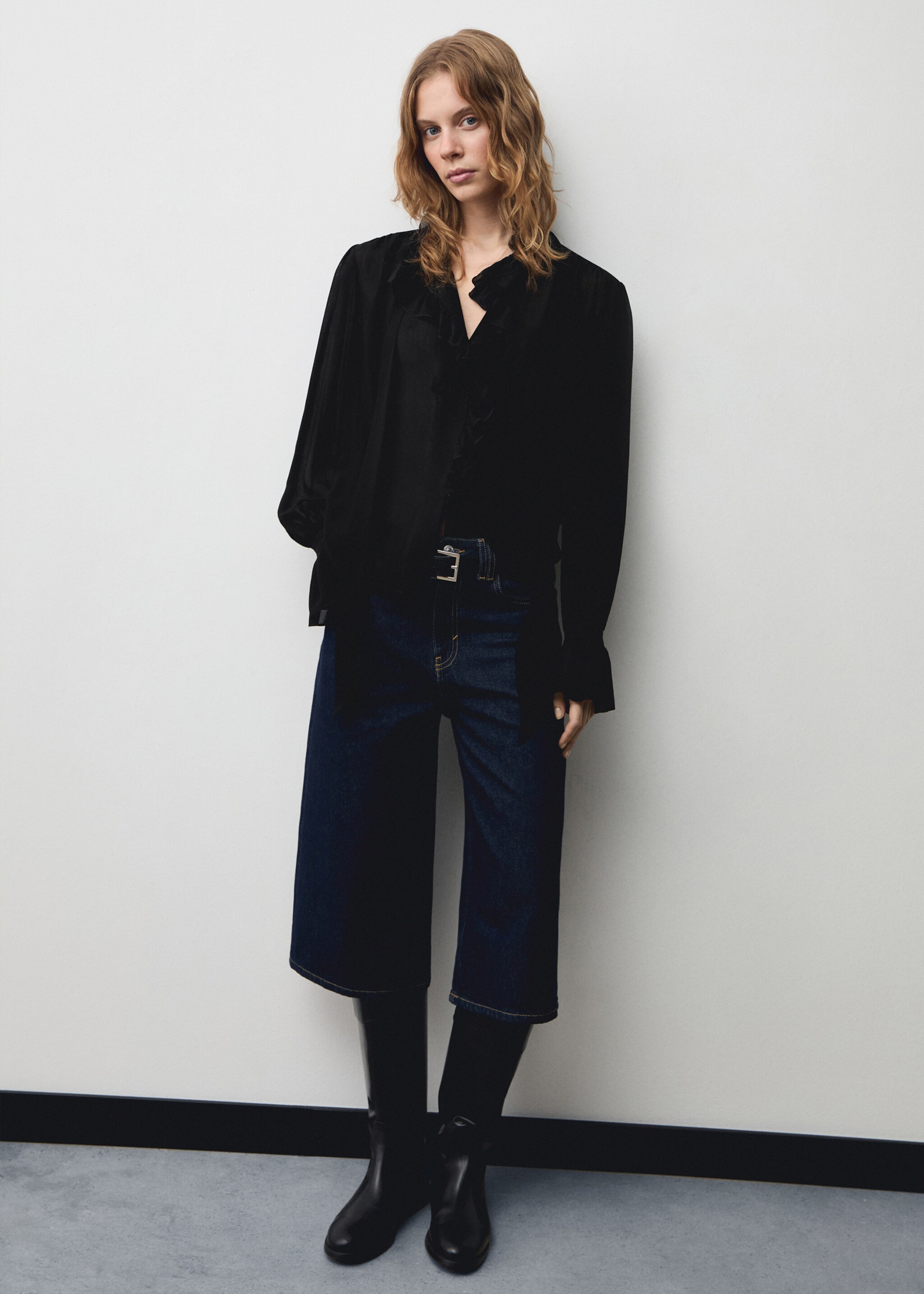 Blouse met hoge boord en ruche - Overzichtstekening, Zwart. Ref: 77059069-00.
