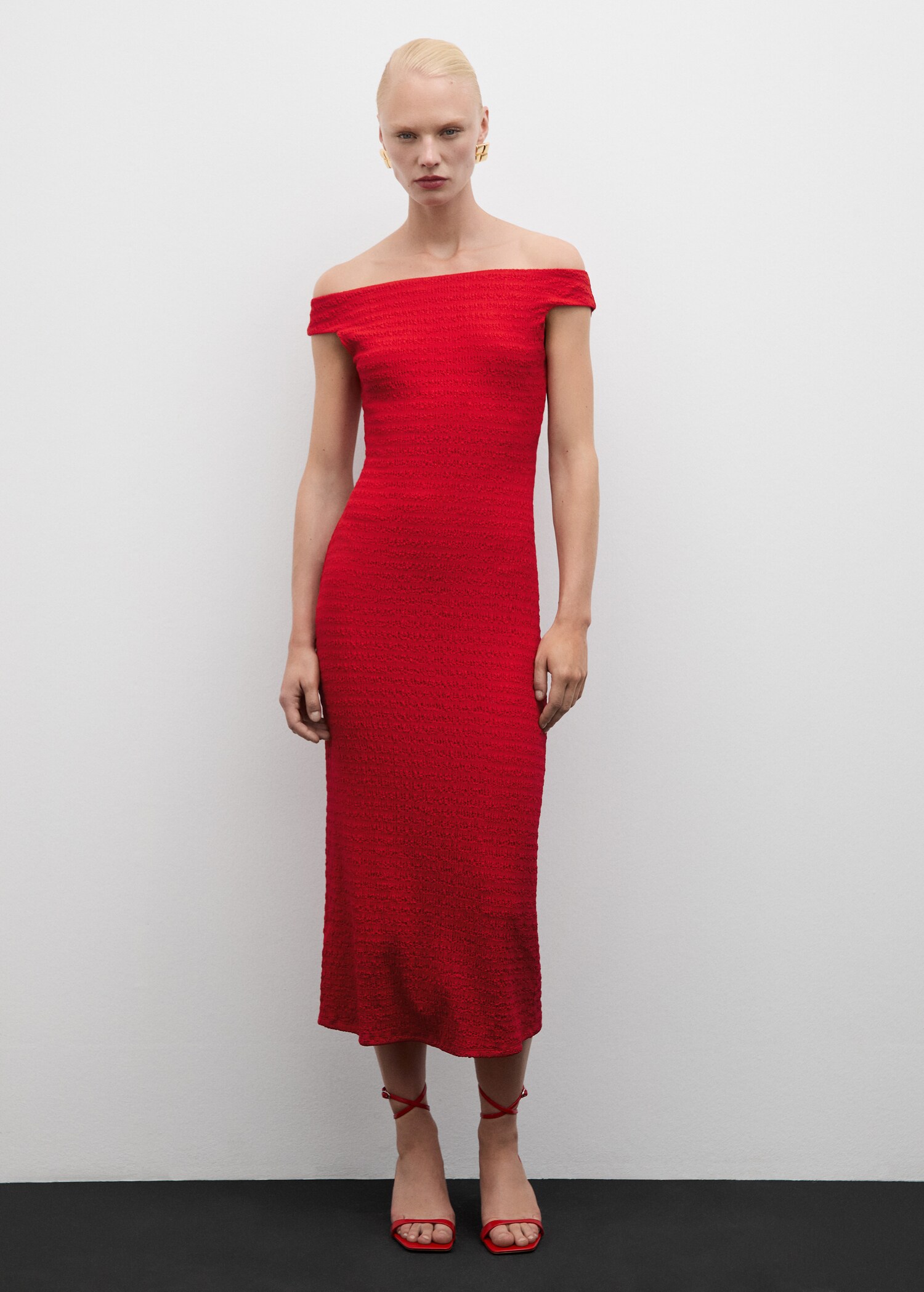 Off-the-shoulder long dress - General plane