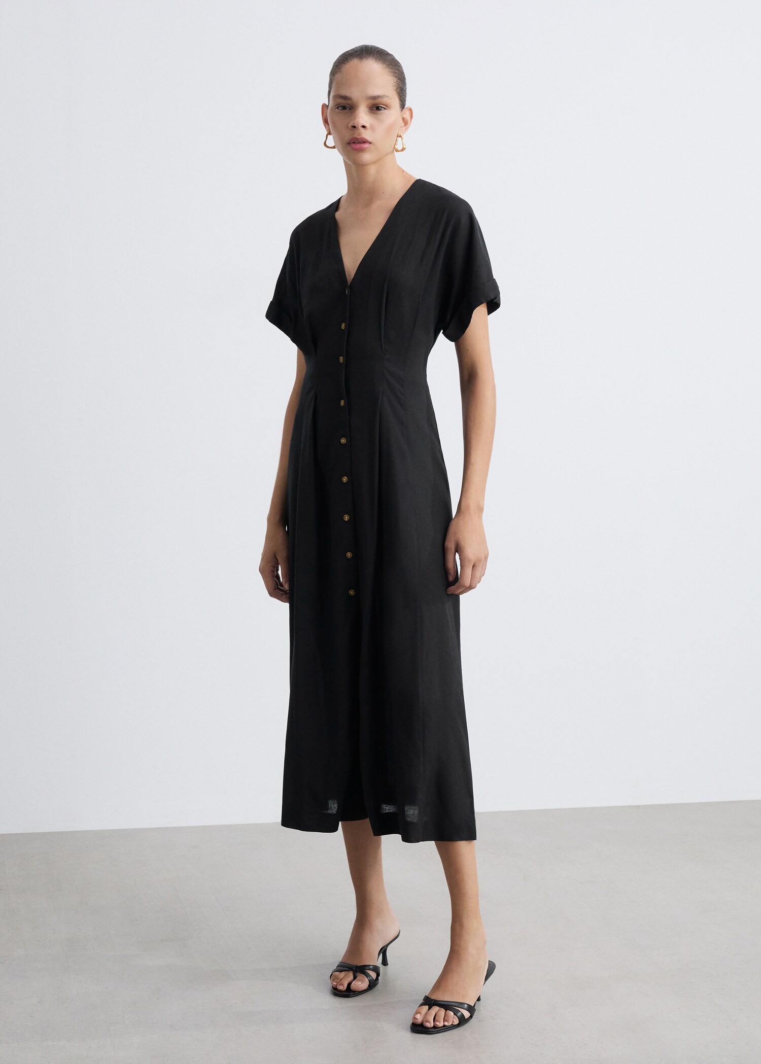 Ausgestelltes Kleid mit Knöpfen - Allgemeine Ansicht