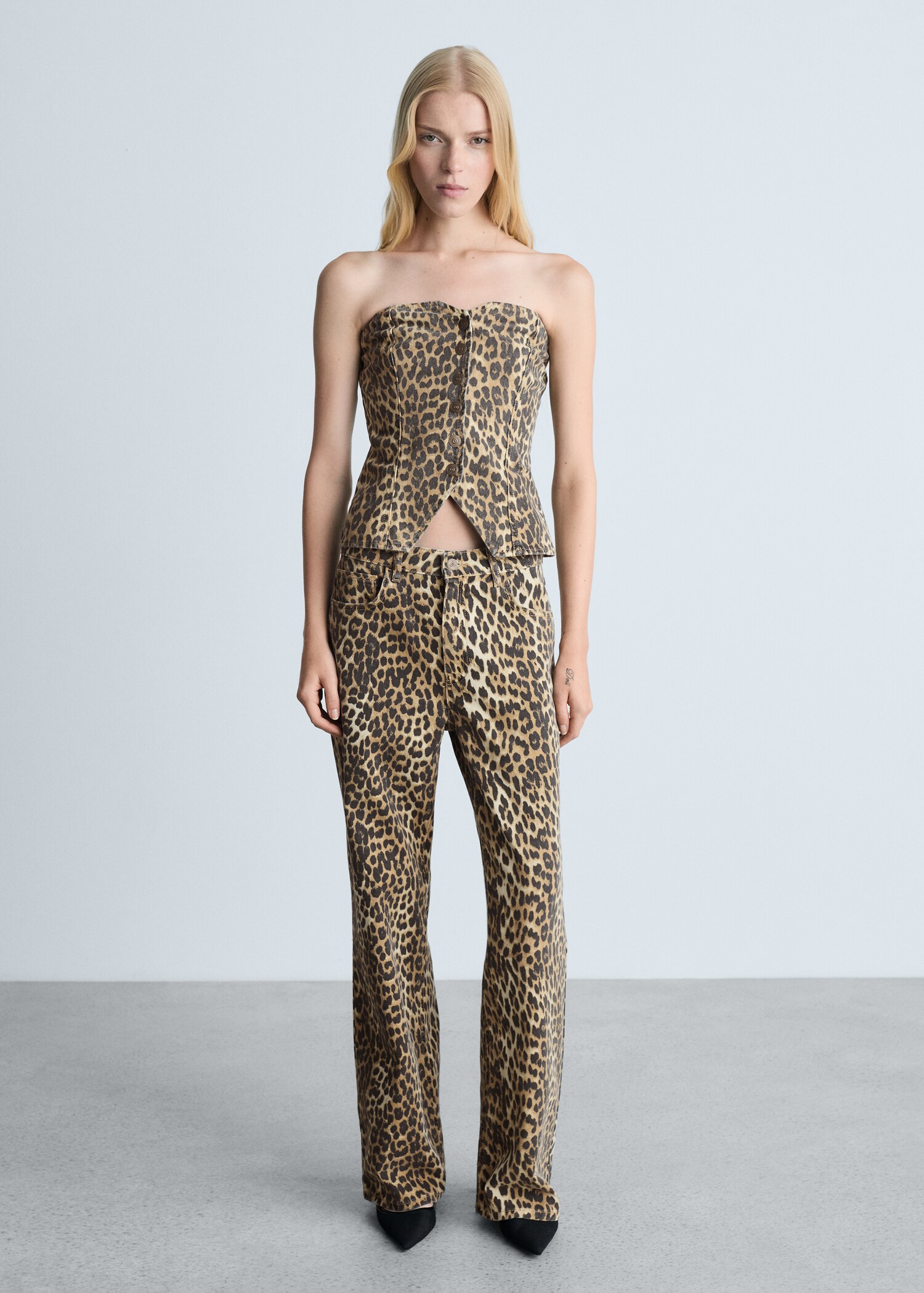 High-waisted straight-fit jeans with leopard print - General plane