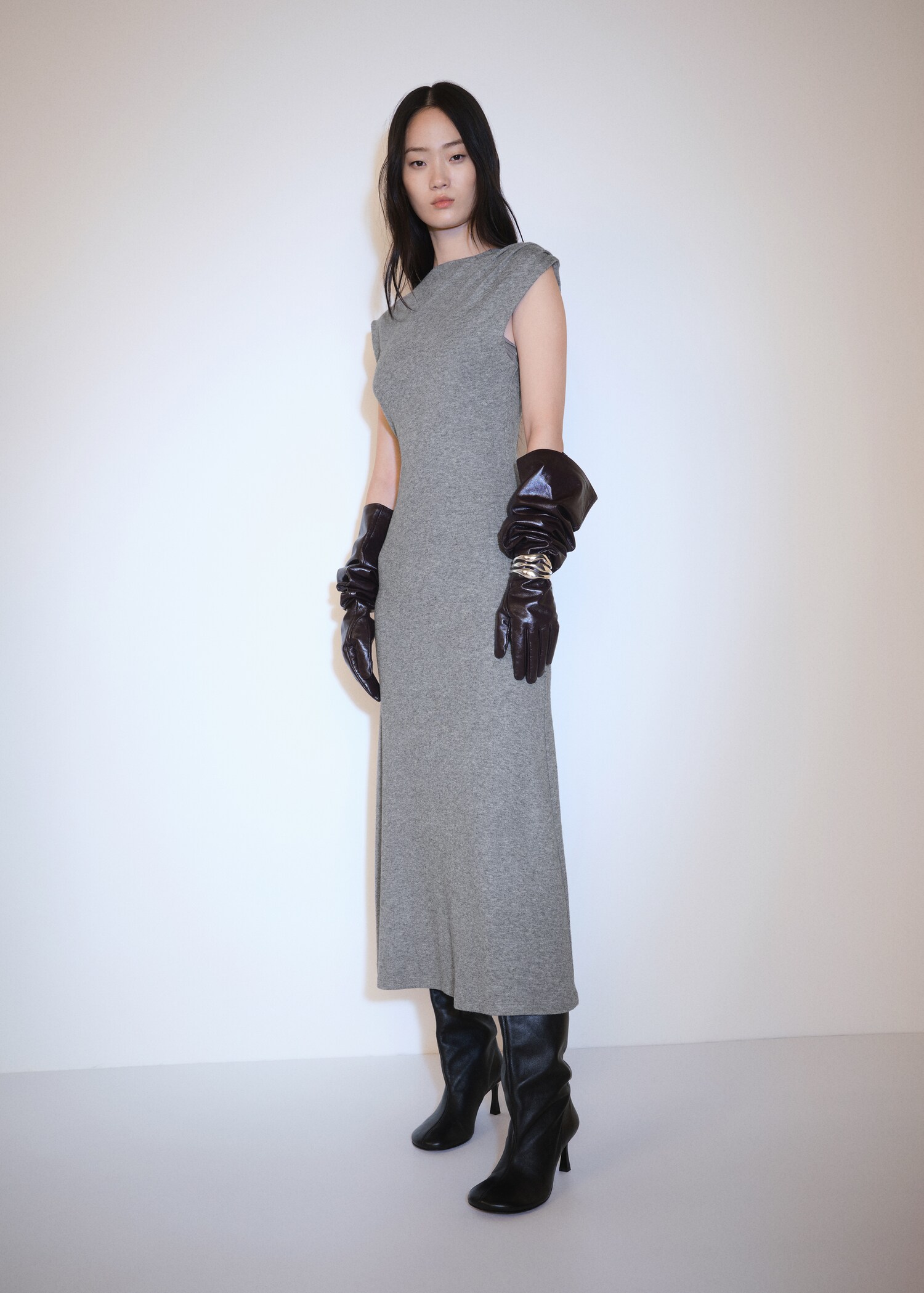 Vestido midi de ombros com estrutura - Plano geral