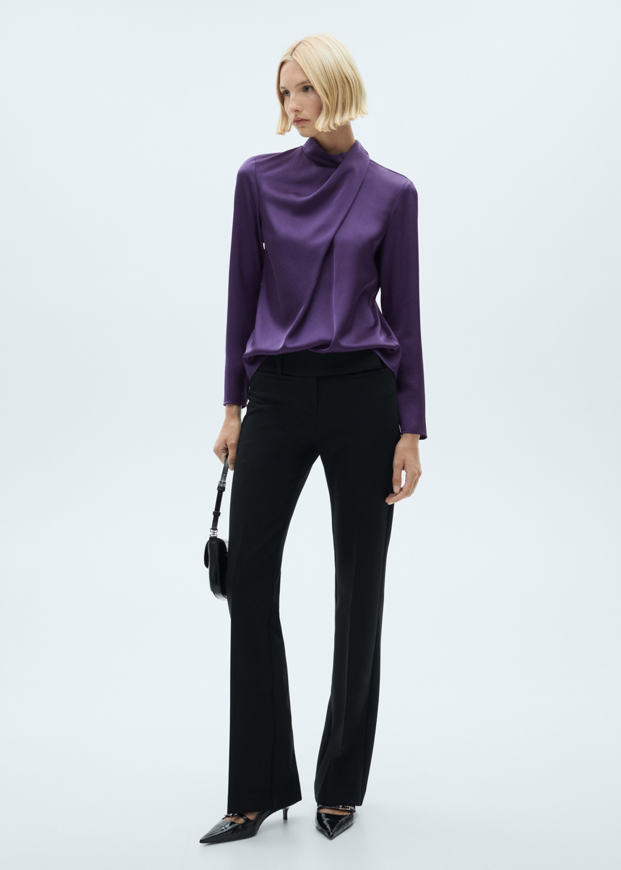 Blusa satinada drapeada cuello alto - Plano general, Morado. Ref: 77067715-00.