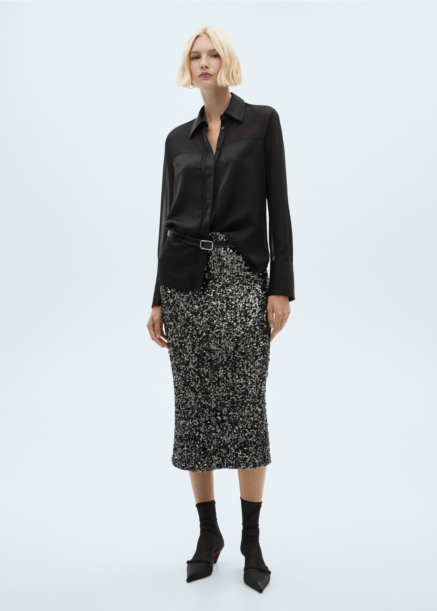Camisa de chiffon com painéis acetinados - Plano geral