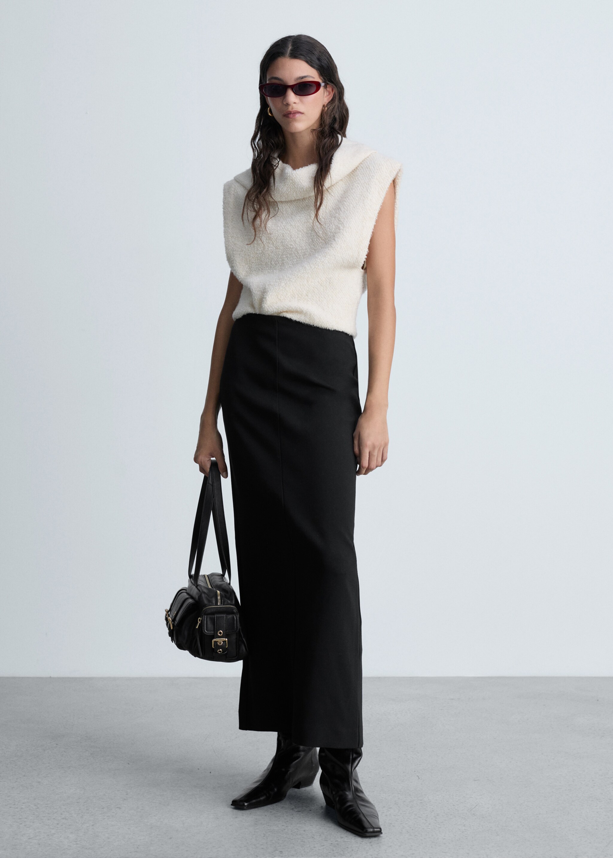 Straight skirt with slit - General plane, Black. Ref: 77069059-00.
