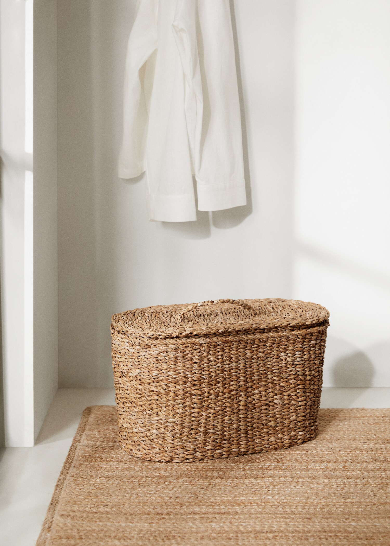 Medium natural fibre oval basket - General plane