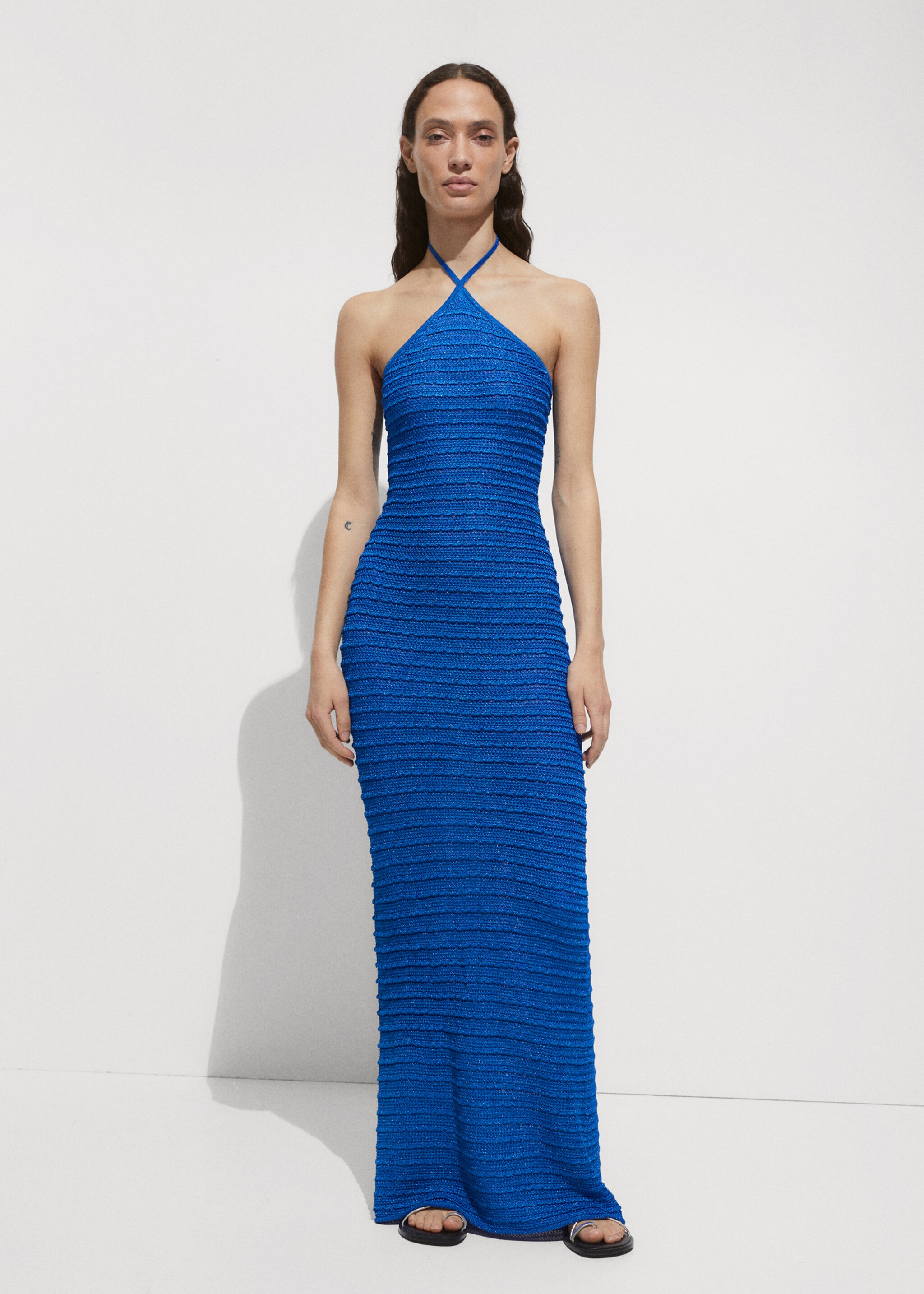 Neckholder-Strickkleid aus Lurex - Allgemeine Ansicht