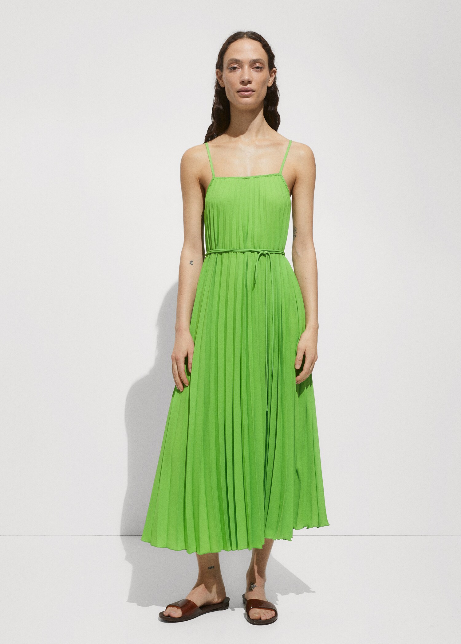 Plissiertes Kleid mit Schleife - Allgemeine Ansicht
