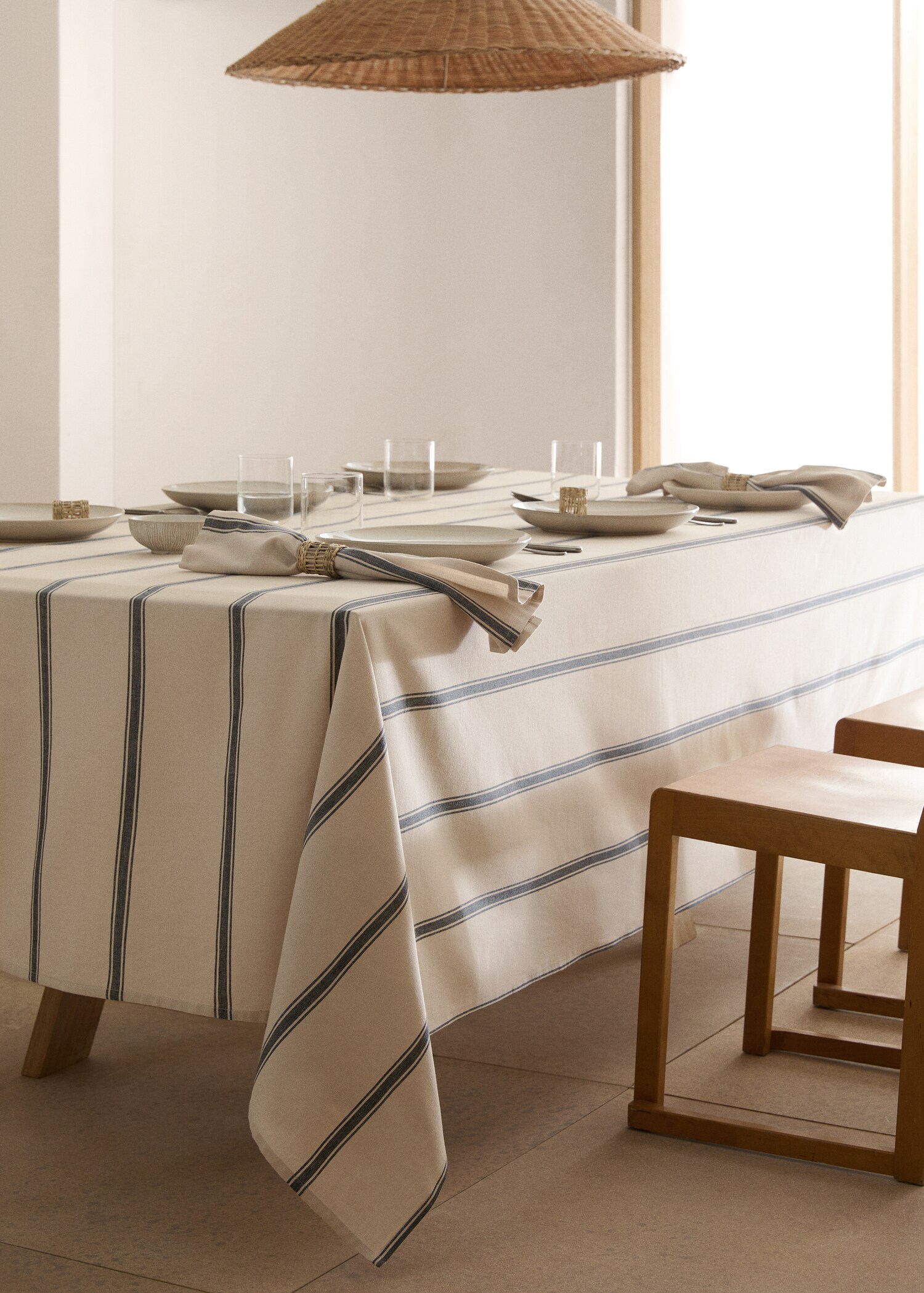 100% cotton striped tablecloth for 6 to 8 diners - General plane