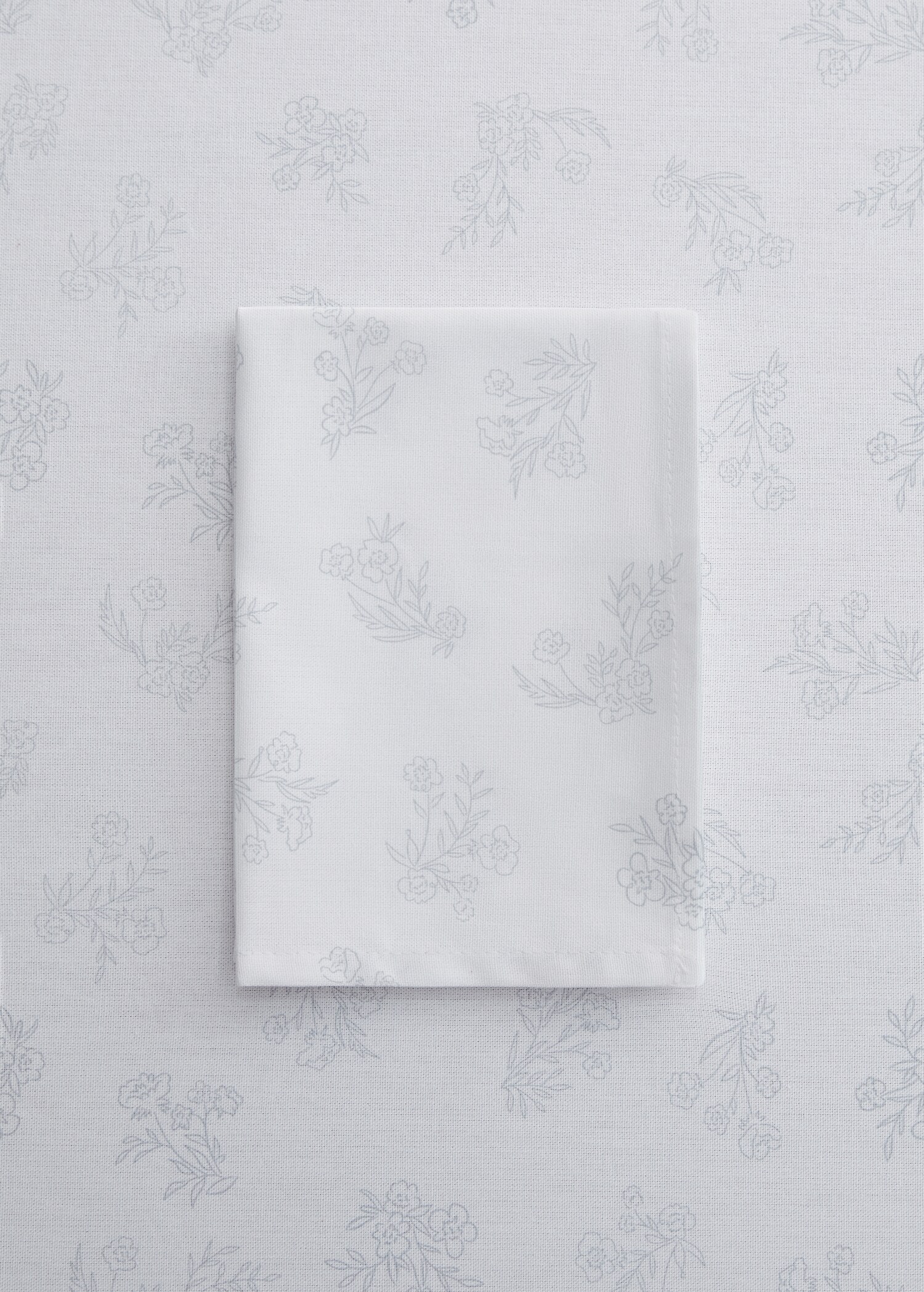Serviett i bomull og blomsterdesign - Total bildeutsnitt