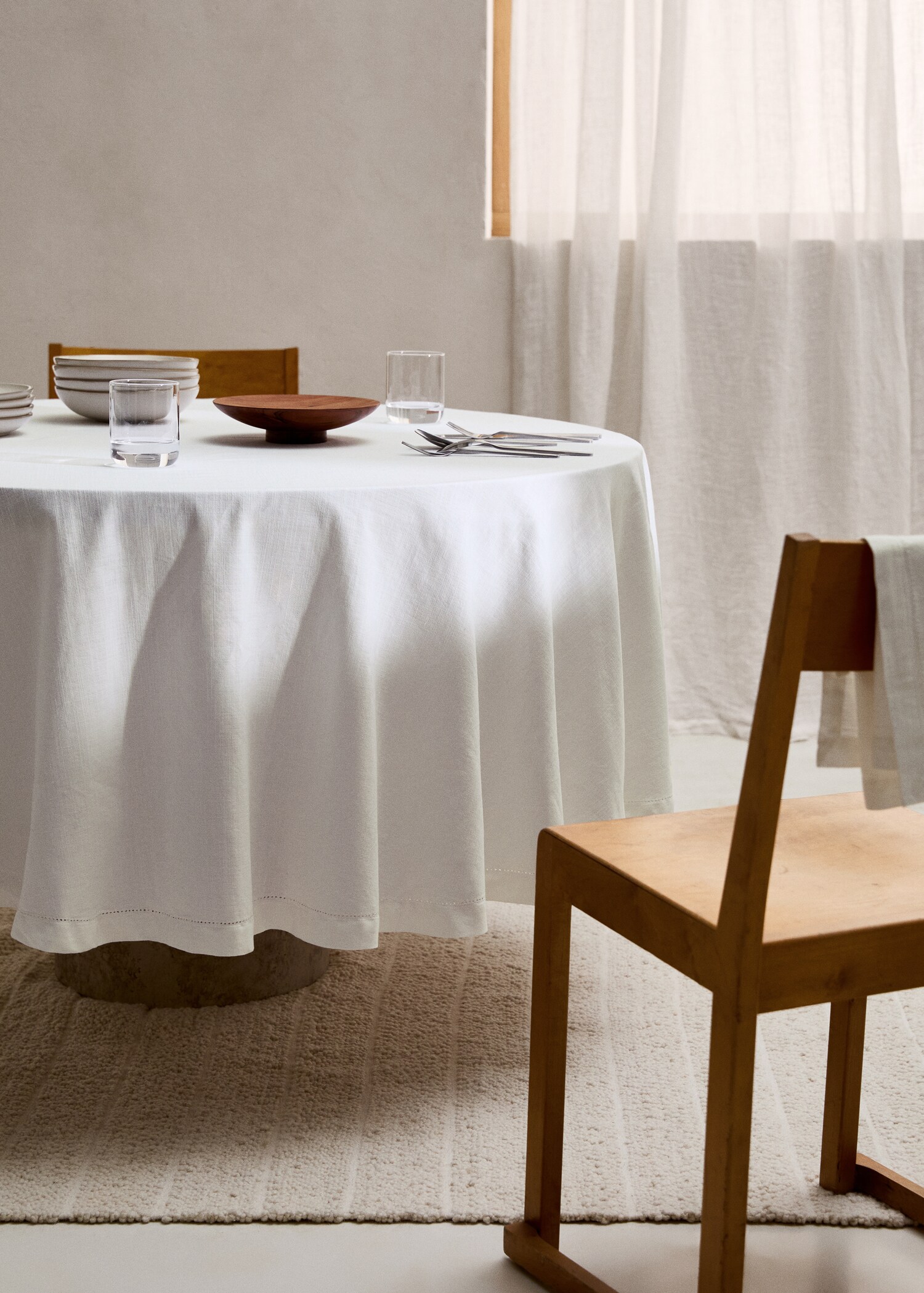 Round tablecloth with hemstitch embroidery - General plane