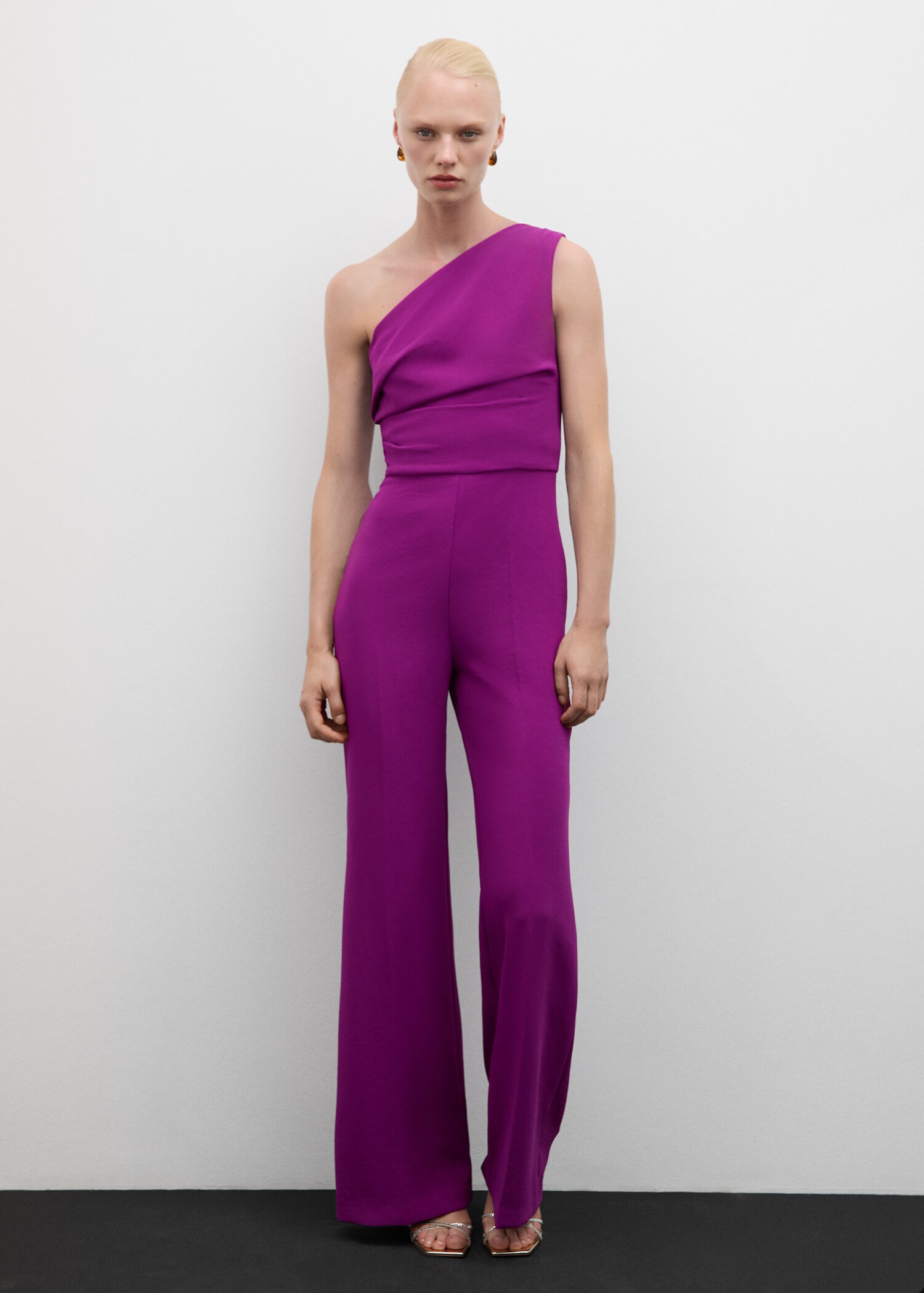 Asymmetrisk jumpsuit med drapert detalj - Total bildeutsnitt
