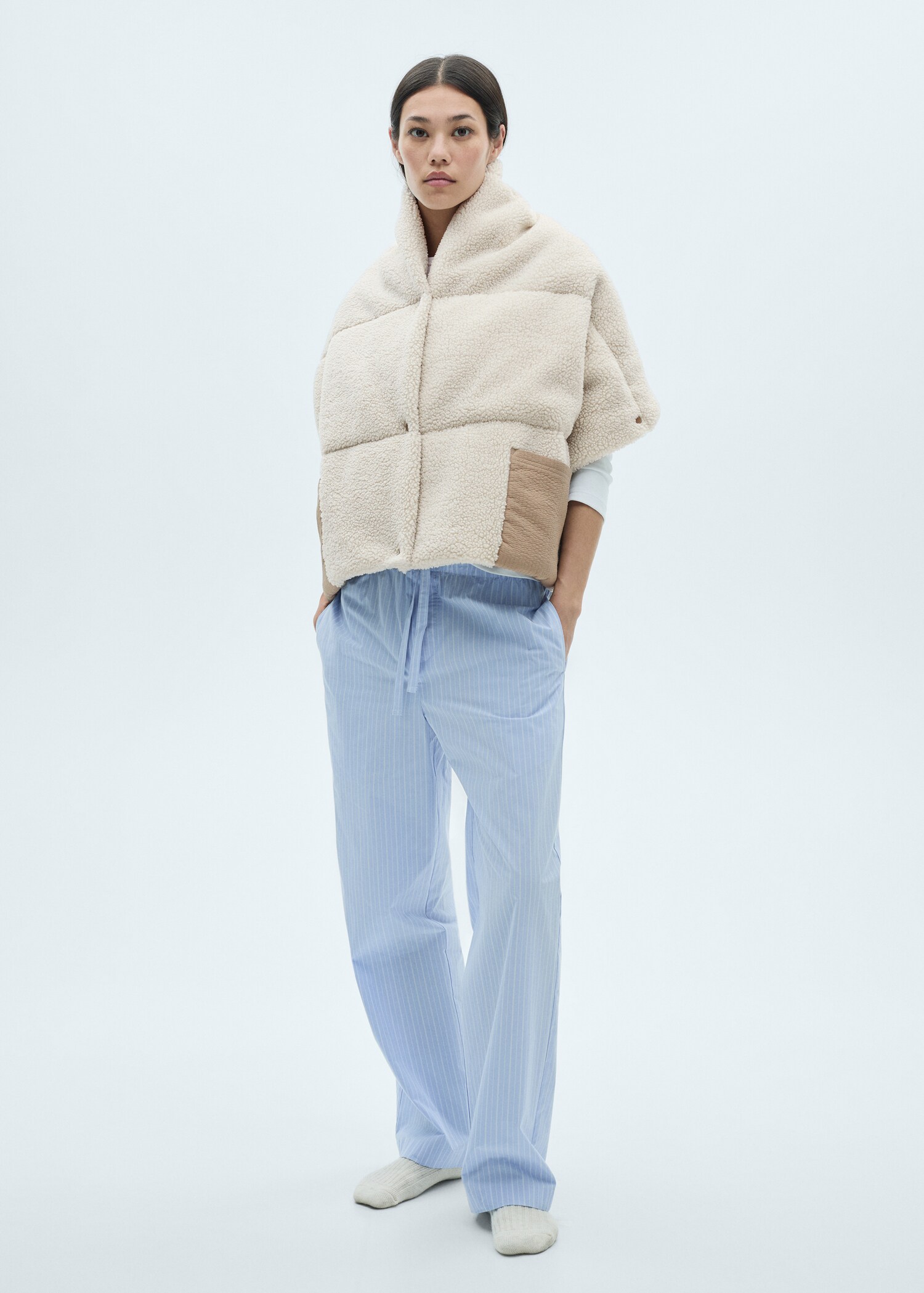 Buttoned sheepskin cape - General plane