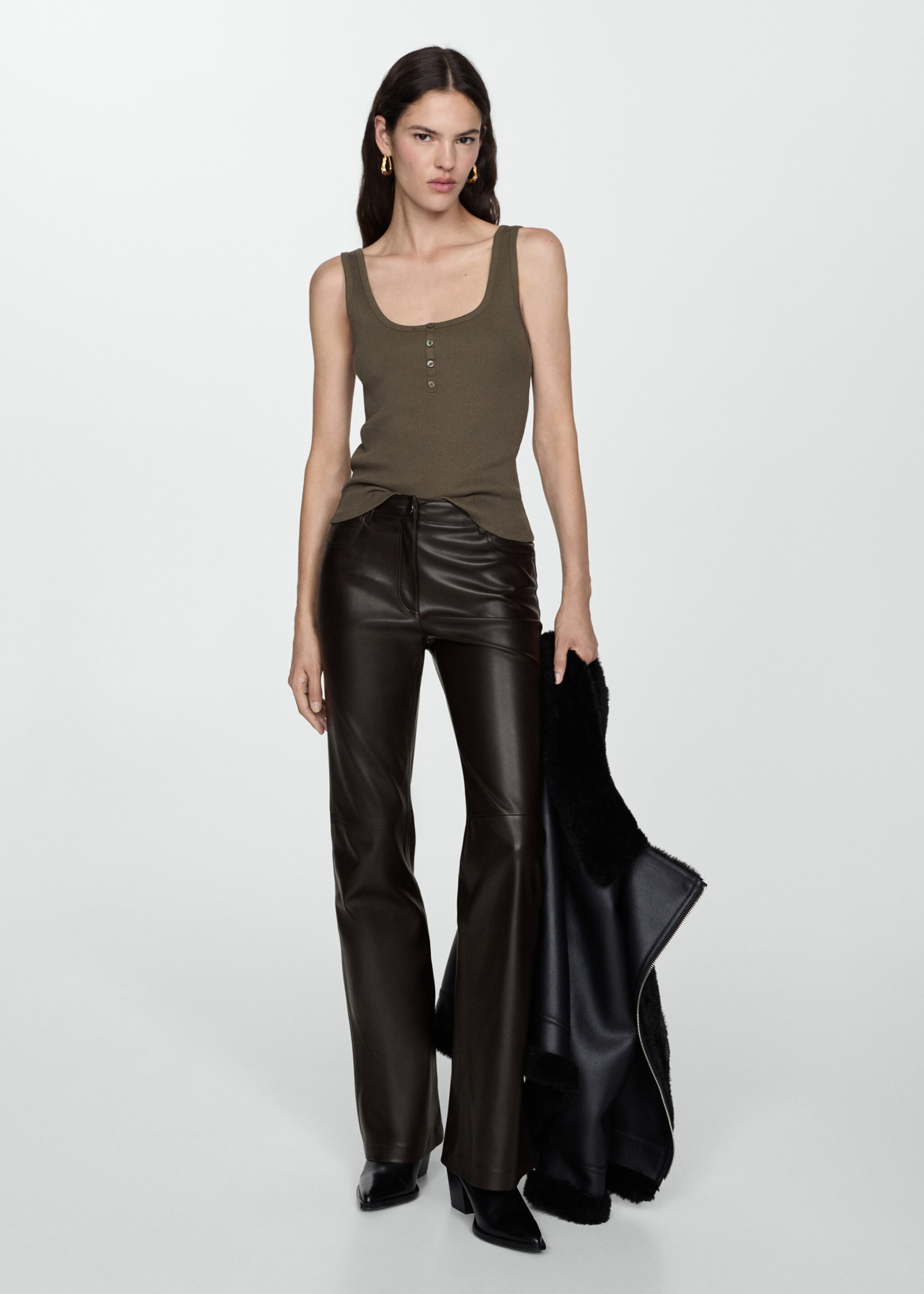 Pantaloni flare cu aspect de piele - Plan general, Ciocolatiu. Ref: 77075664-00.