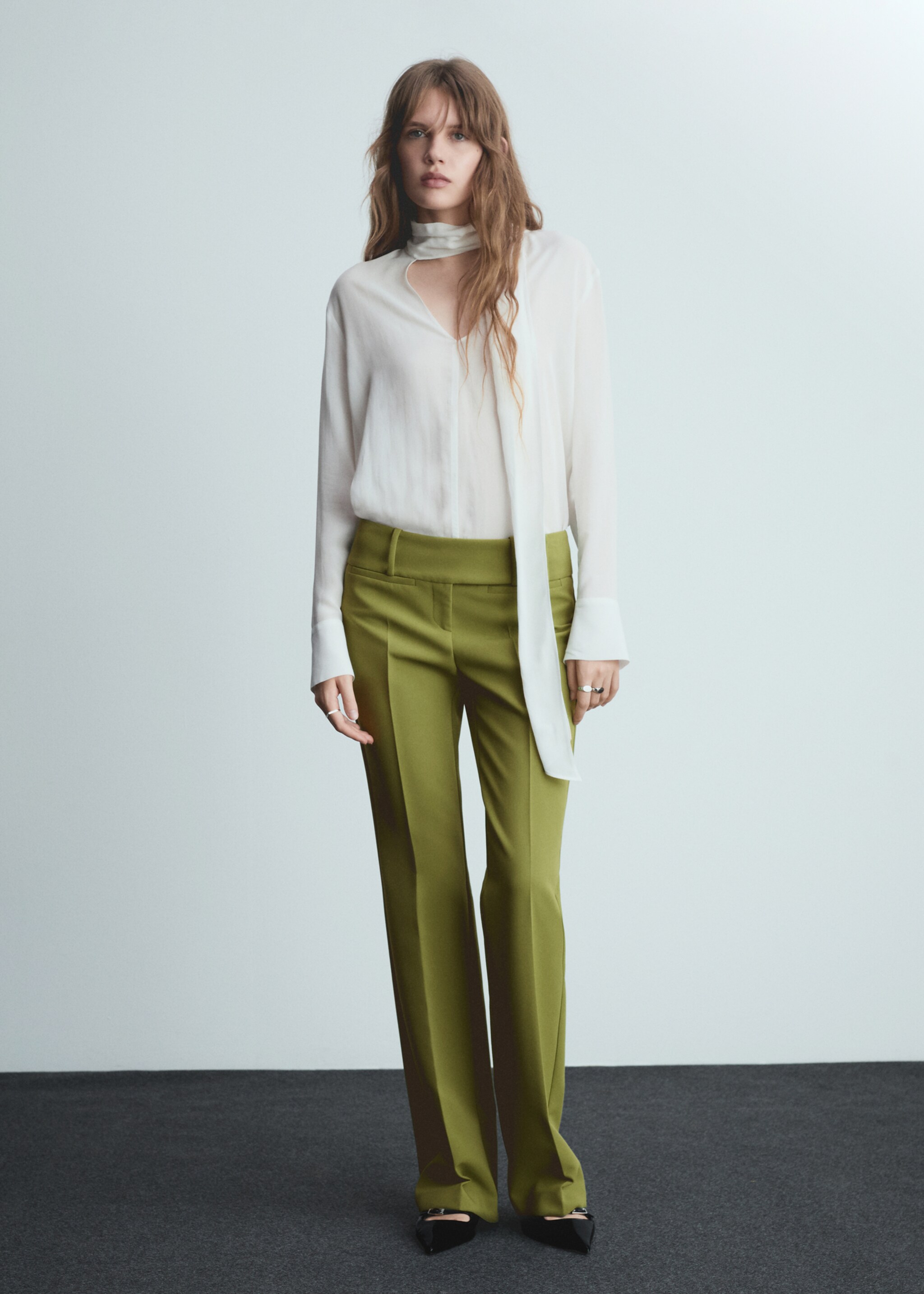 Low-rise flared trousers - General plane, Green. Ref: 77076755-00.