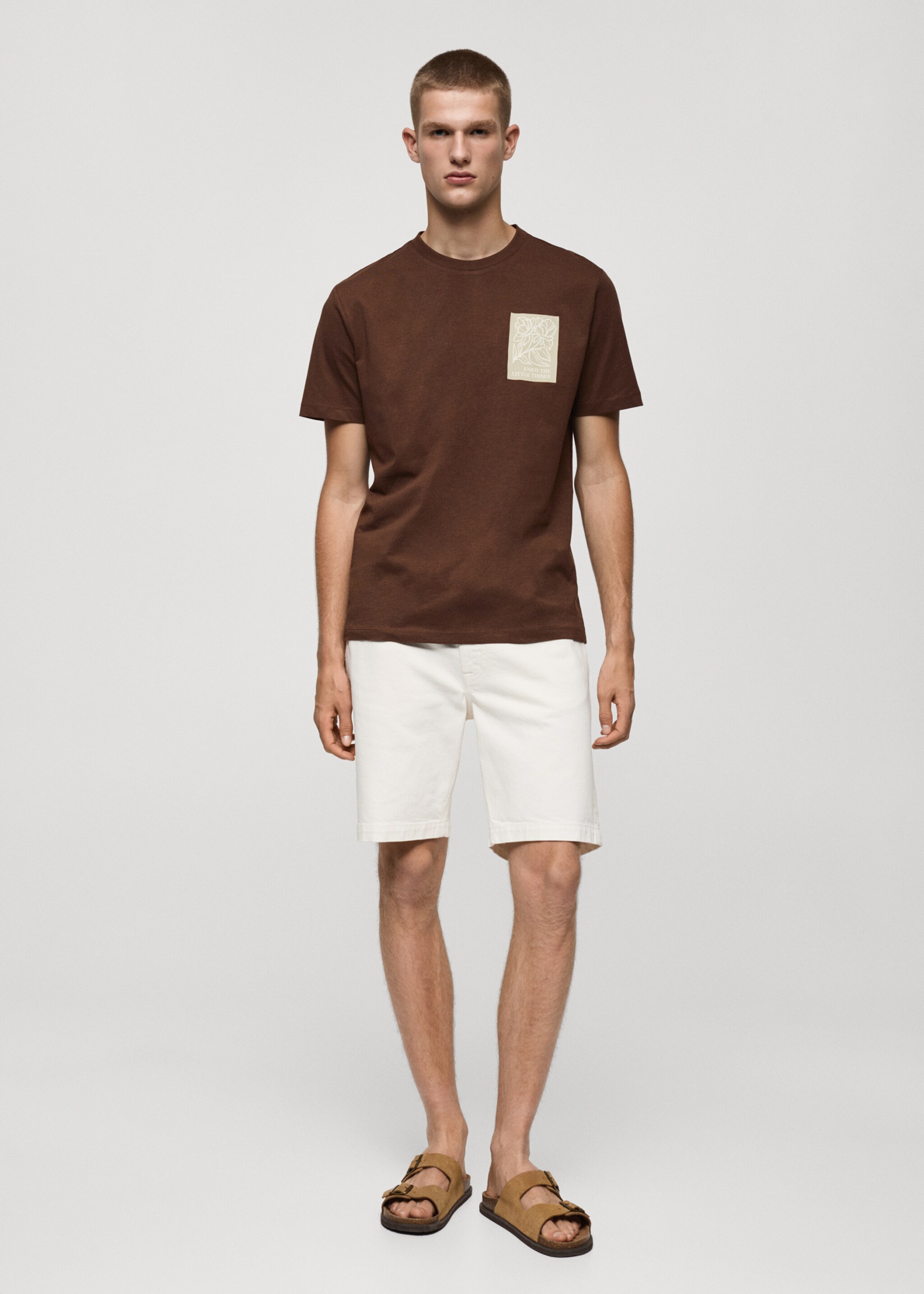 T-Shirt aus 100 % Baumwolle mit Muster auf der Brustpartie - Allgemeine Ansicht