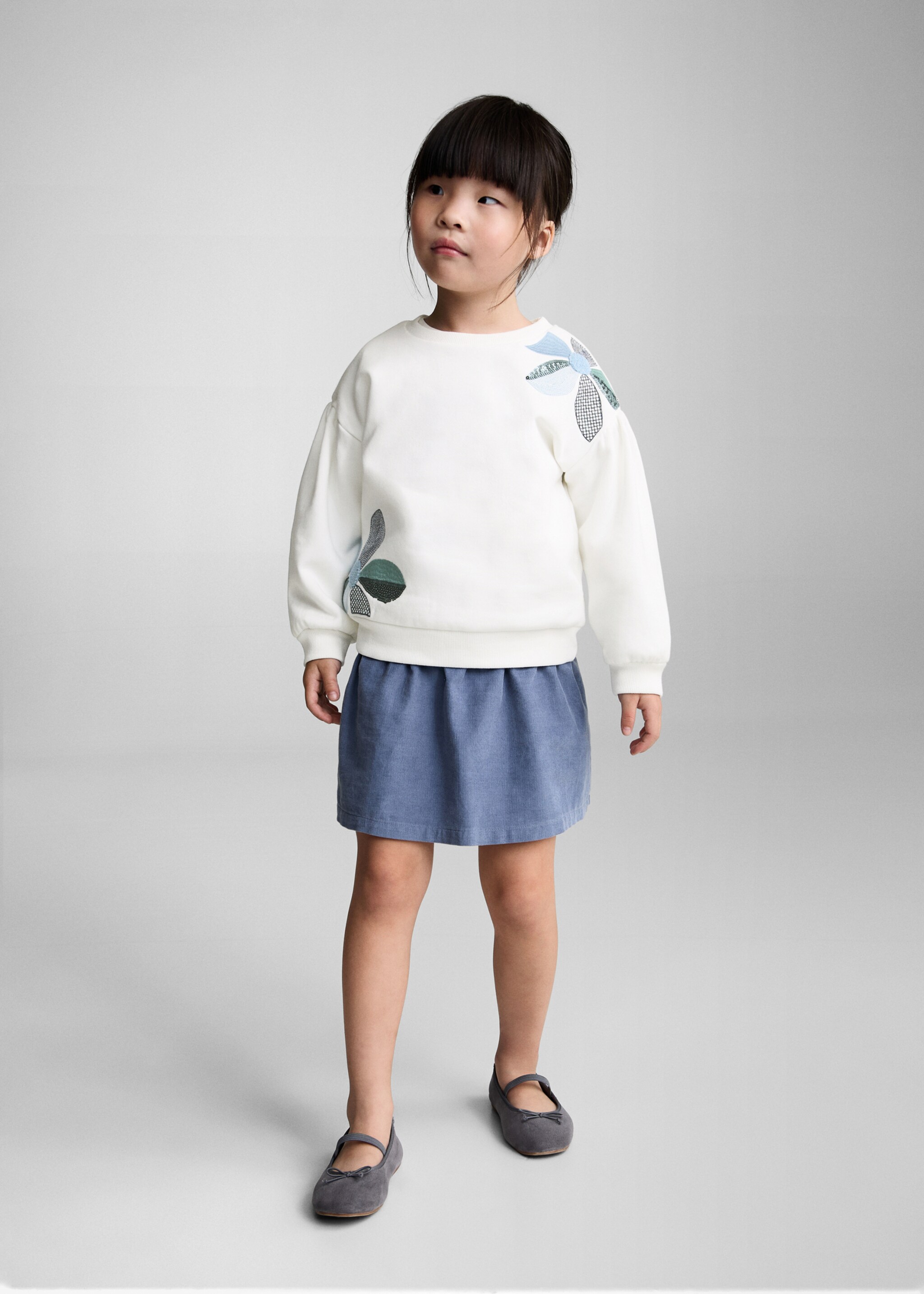 Sweatshirt mit floraler Stickerei - Allgemeine Ansicht