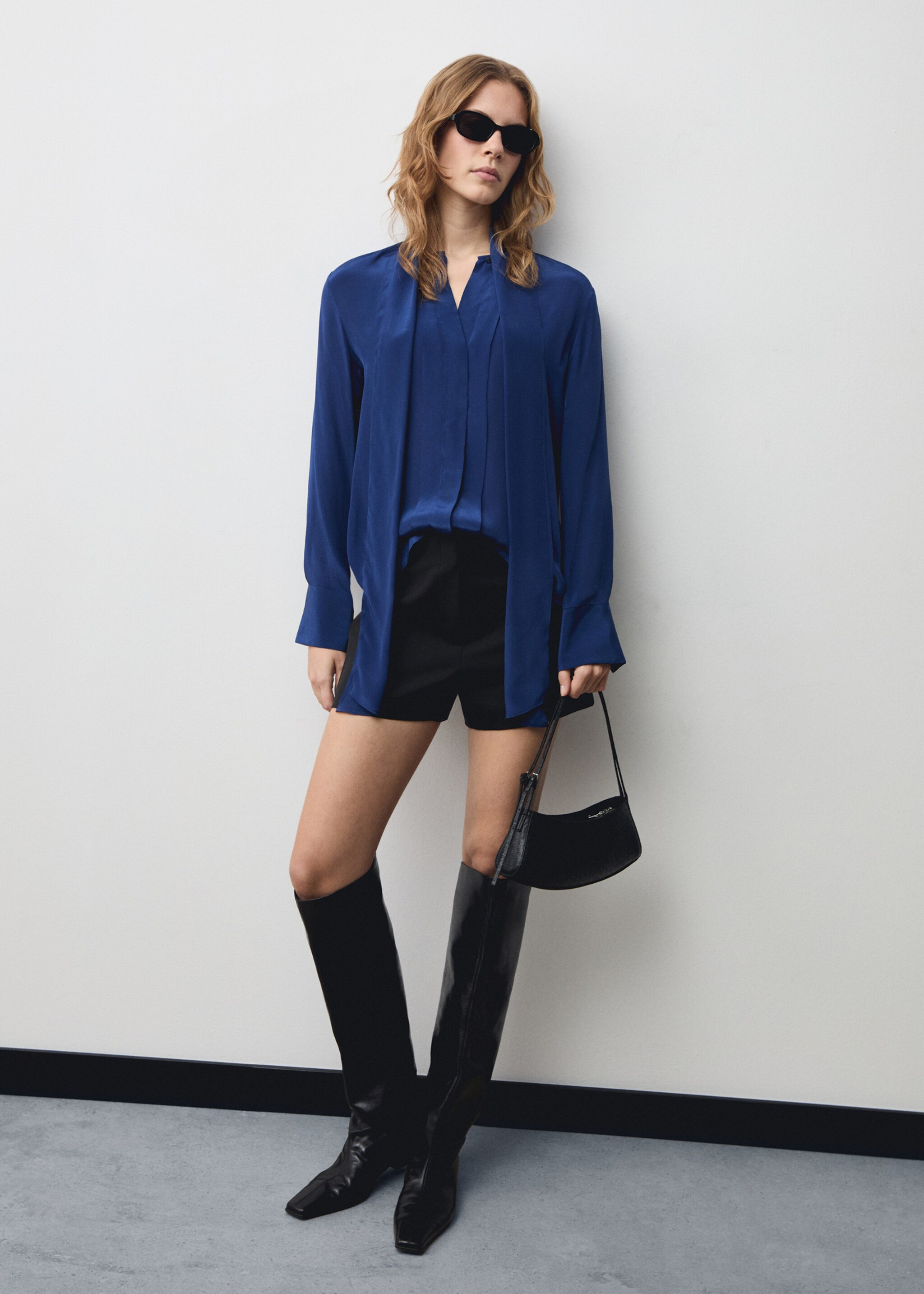 Satiniertes Hemd mit Schleife - Allgemeine Ansicht, Mittelbraun. Ref: 77079055-00.