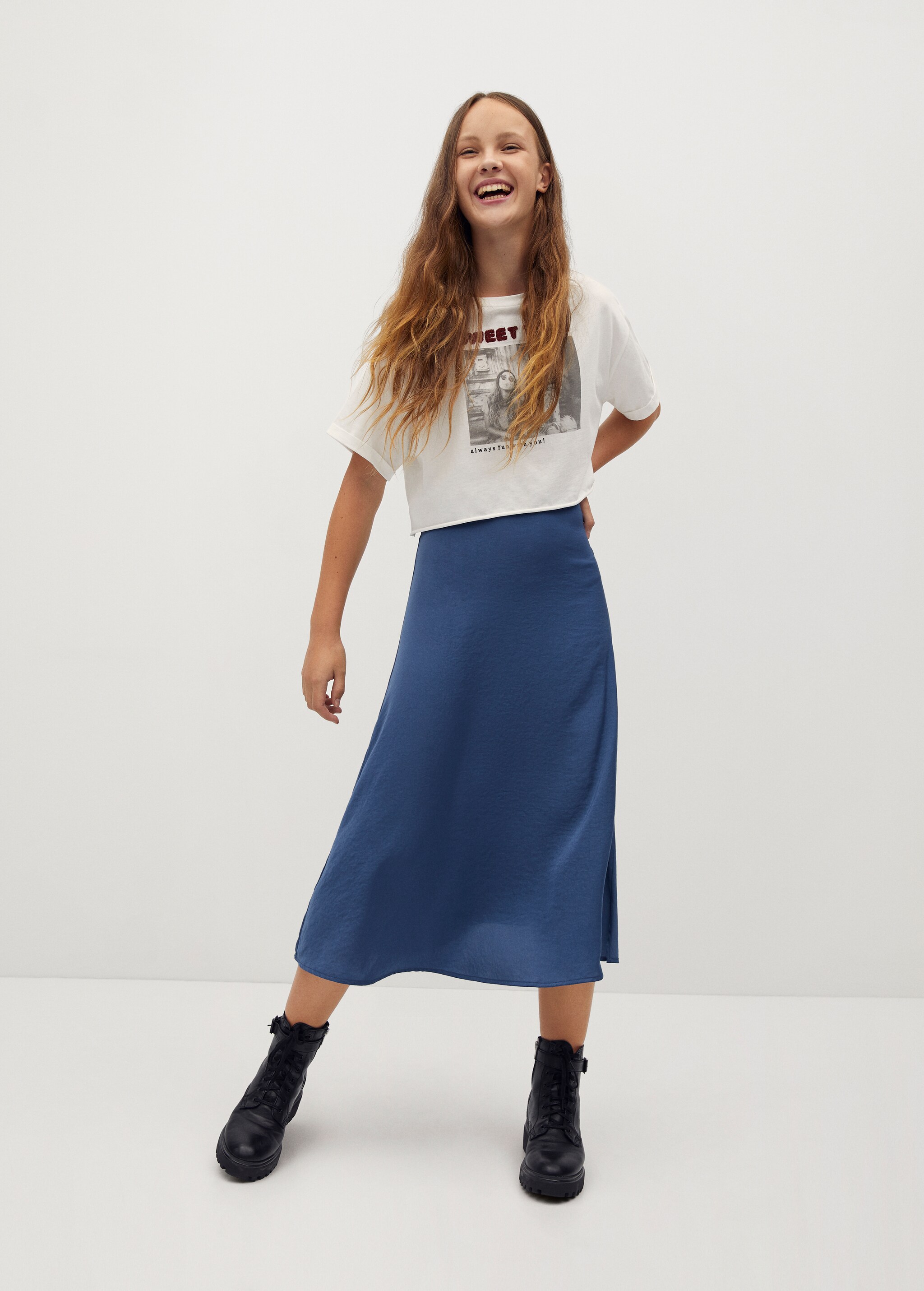Falda midi satinada - Plano general