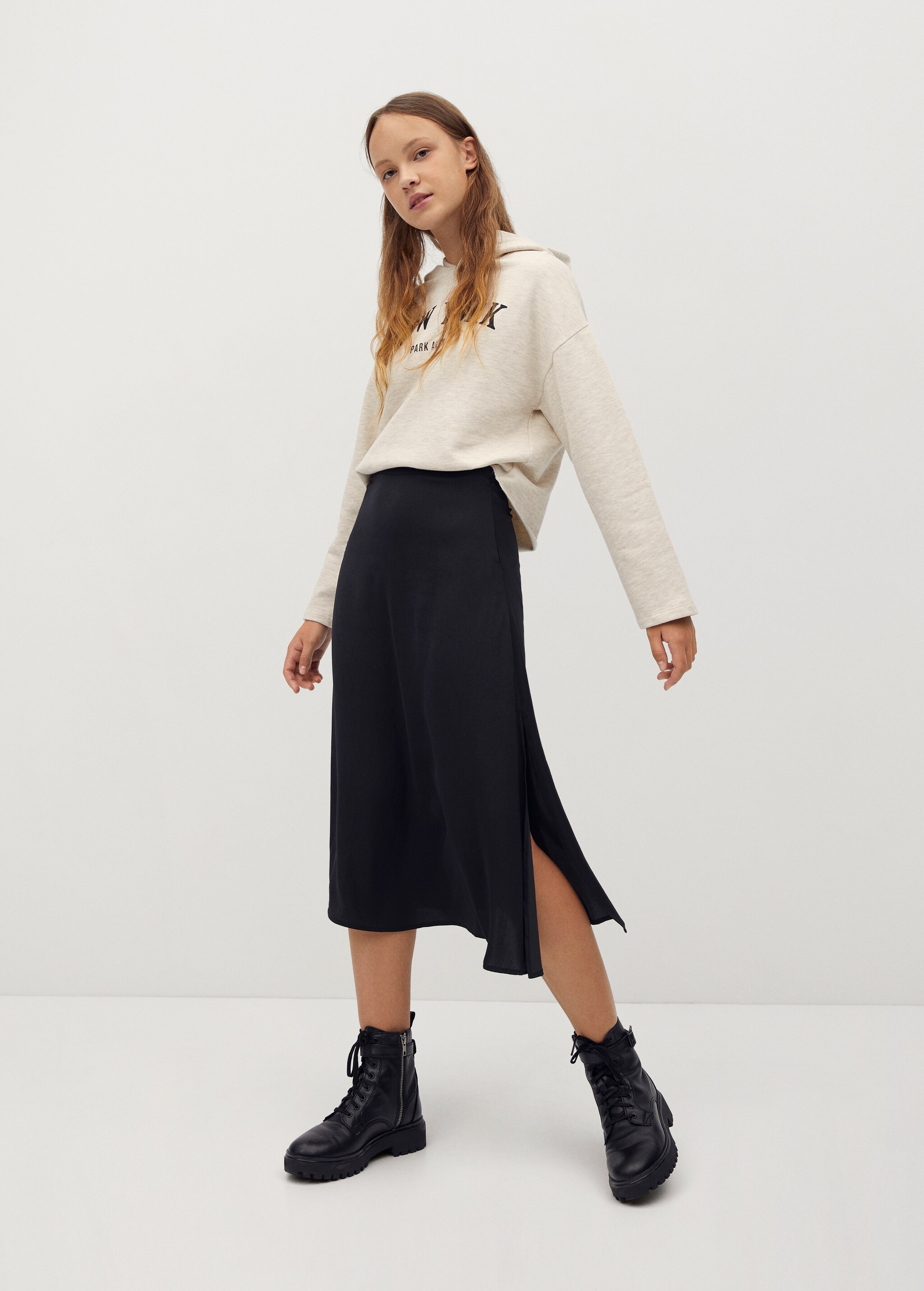 Falda midi satinada - Plano general