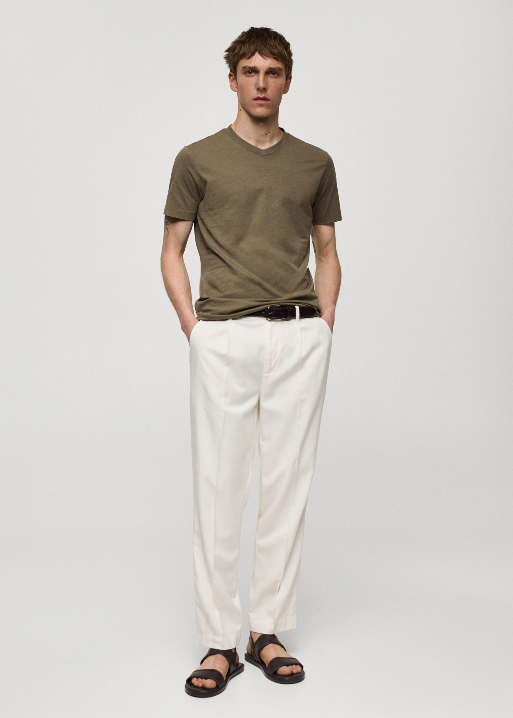 V-ringad t-shirt slim fit bomull - Allmän bild, Mellanbrun. Ref: 77080584-00.