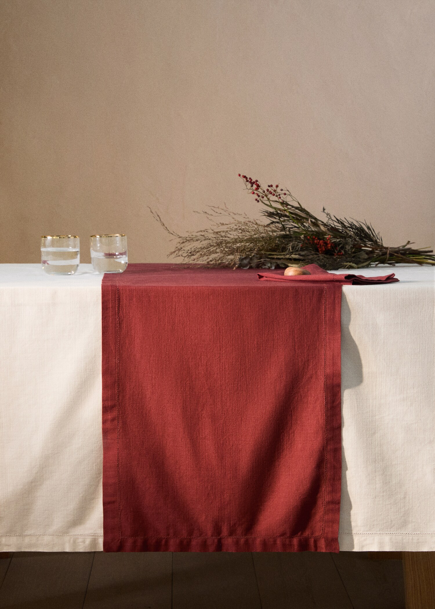 Hemstitch embroidered table runner - General plane