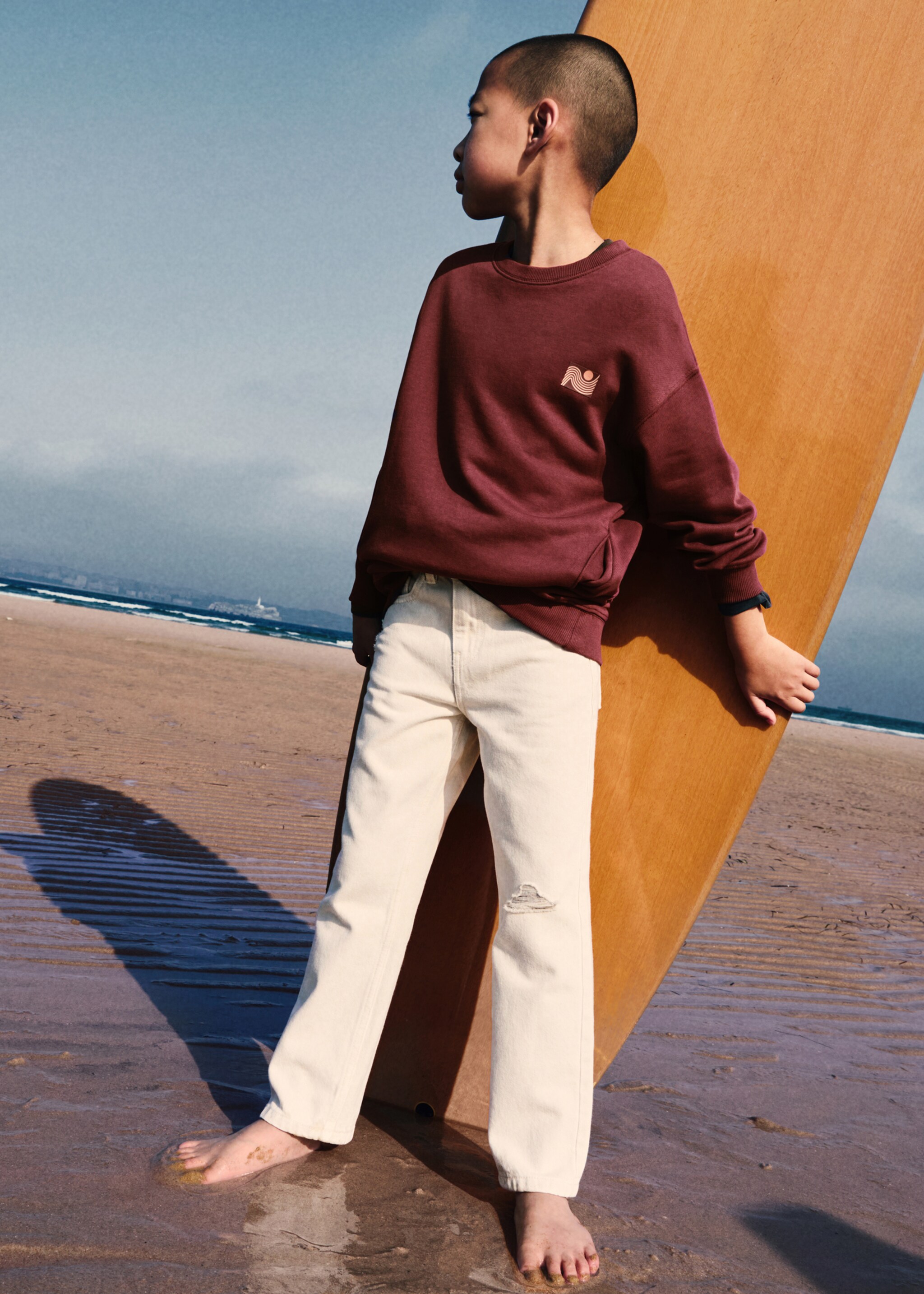 Straight-fit jeans met decoratieve scheuren - Overzichtstekening