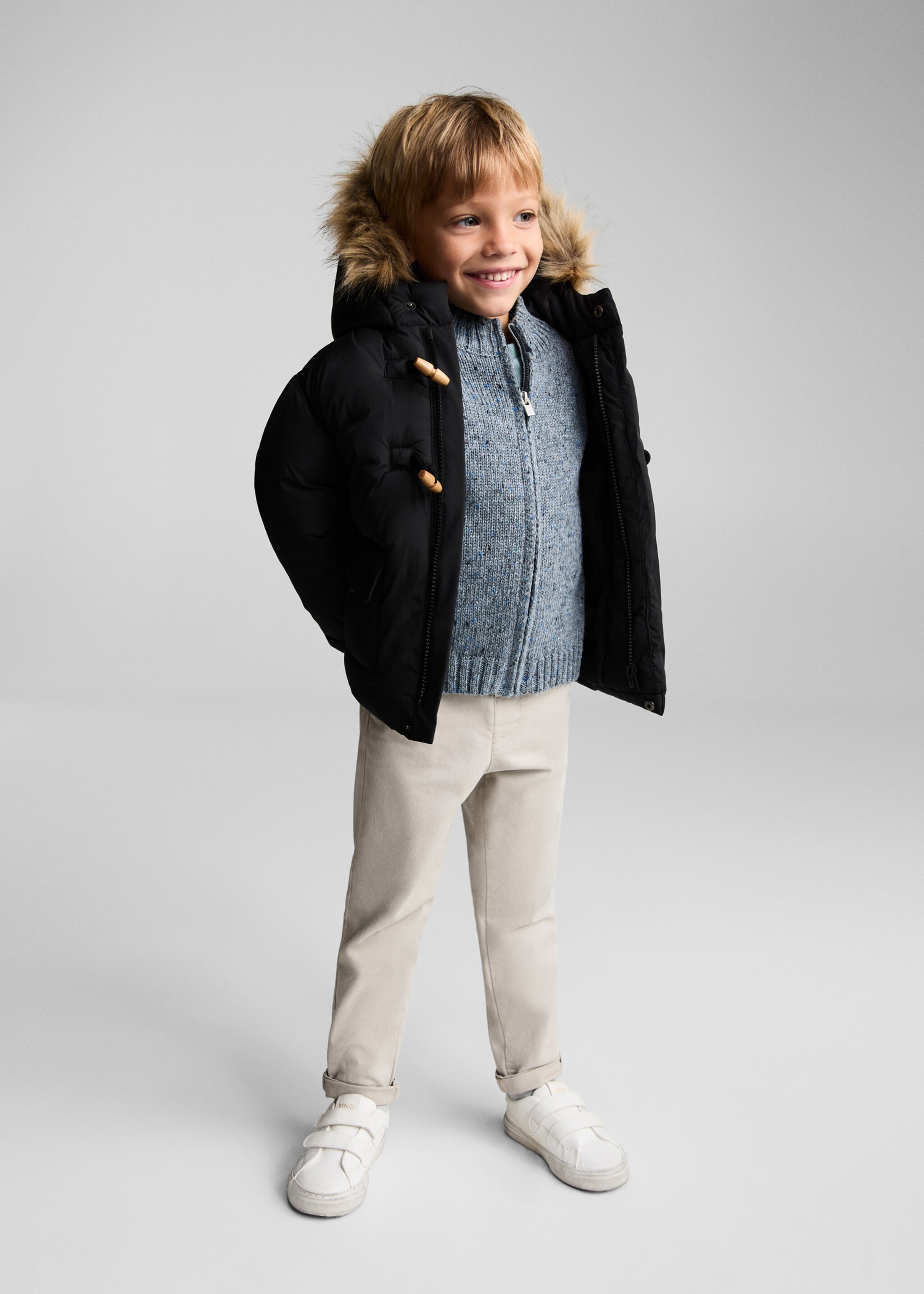 Gewatteerde anorak met capuchon met imitatiebont - Overzichtstekening, Zwart. Ref: 77086336-00.