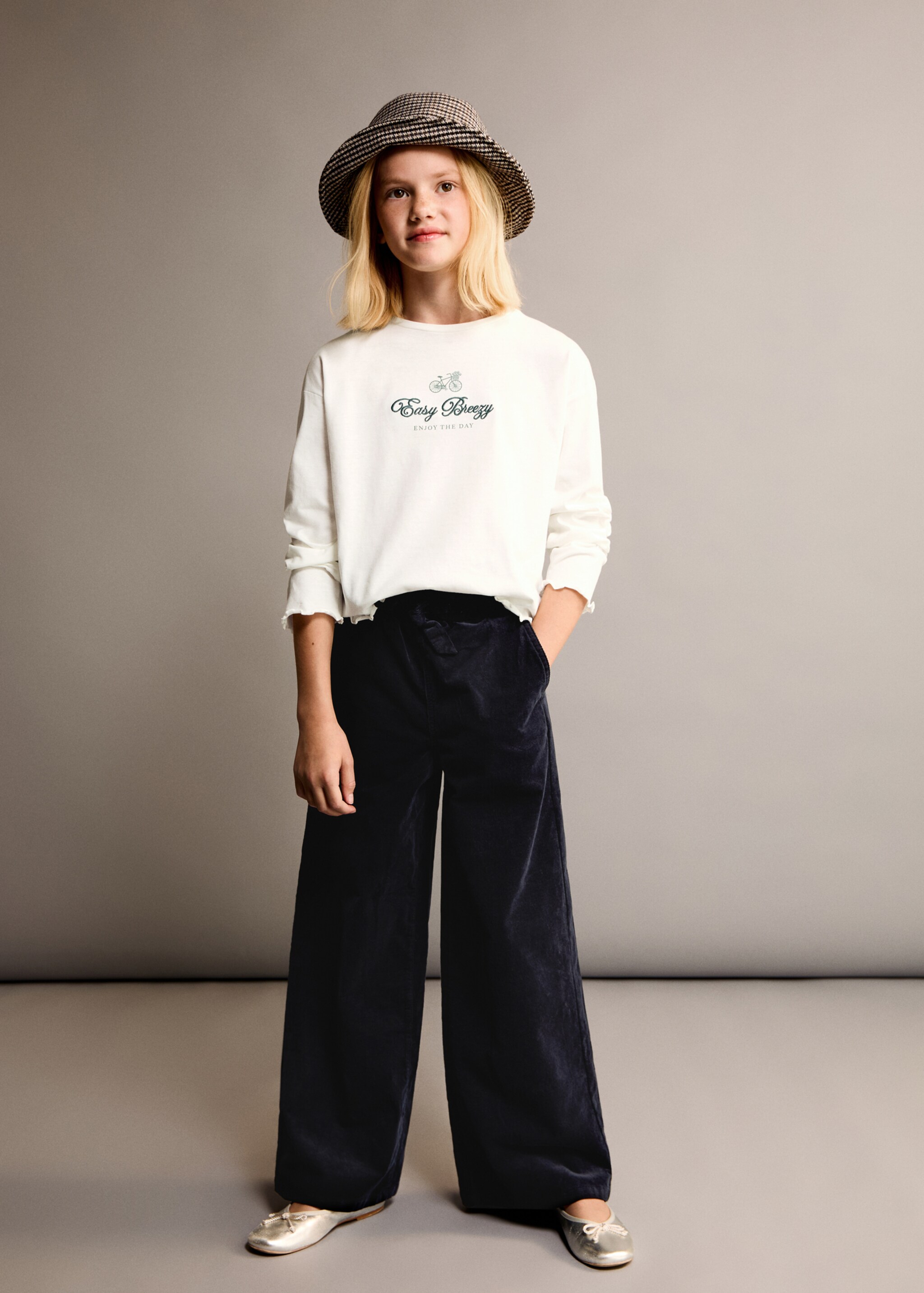 Baumwoll-T-Shirt mit besticktem Detail - Allgemeine Ansicht, Cremeweiß. Ref: 77087664-00.
