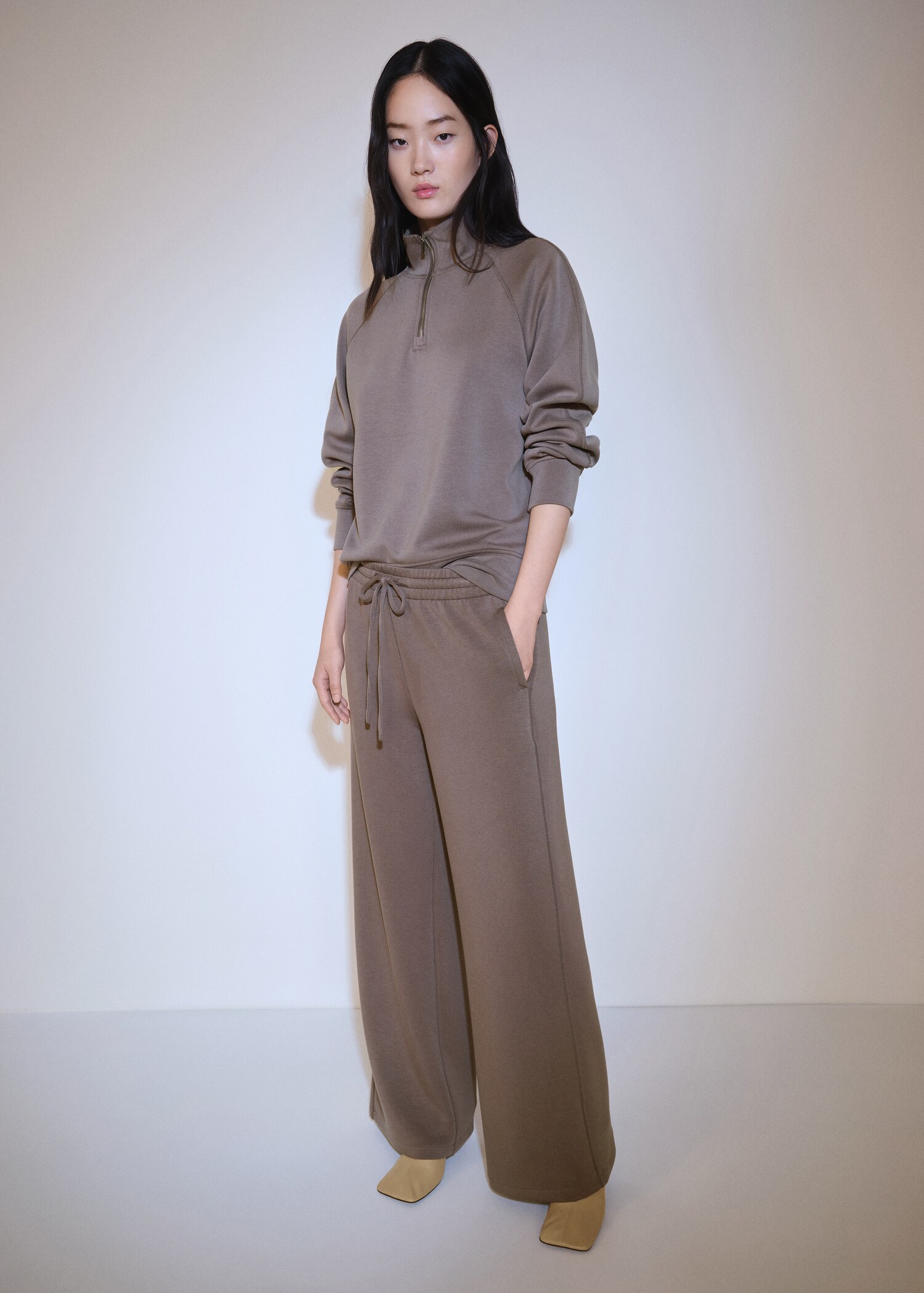 Jogger trousers with elastic waist - General plane