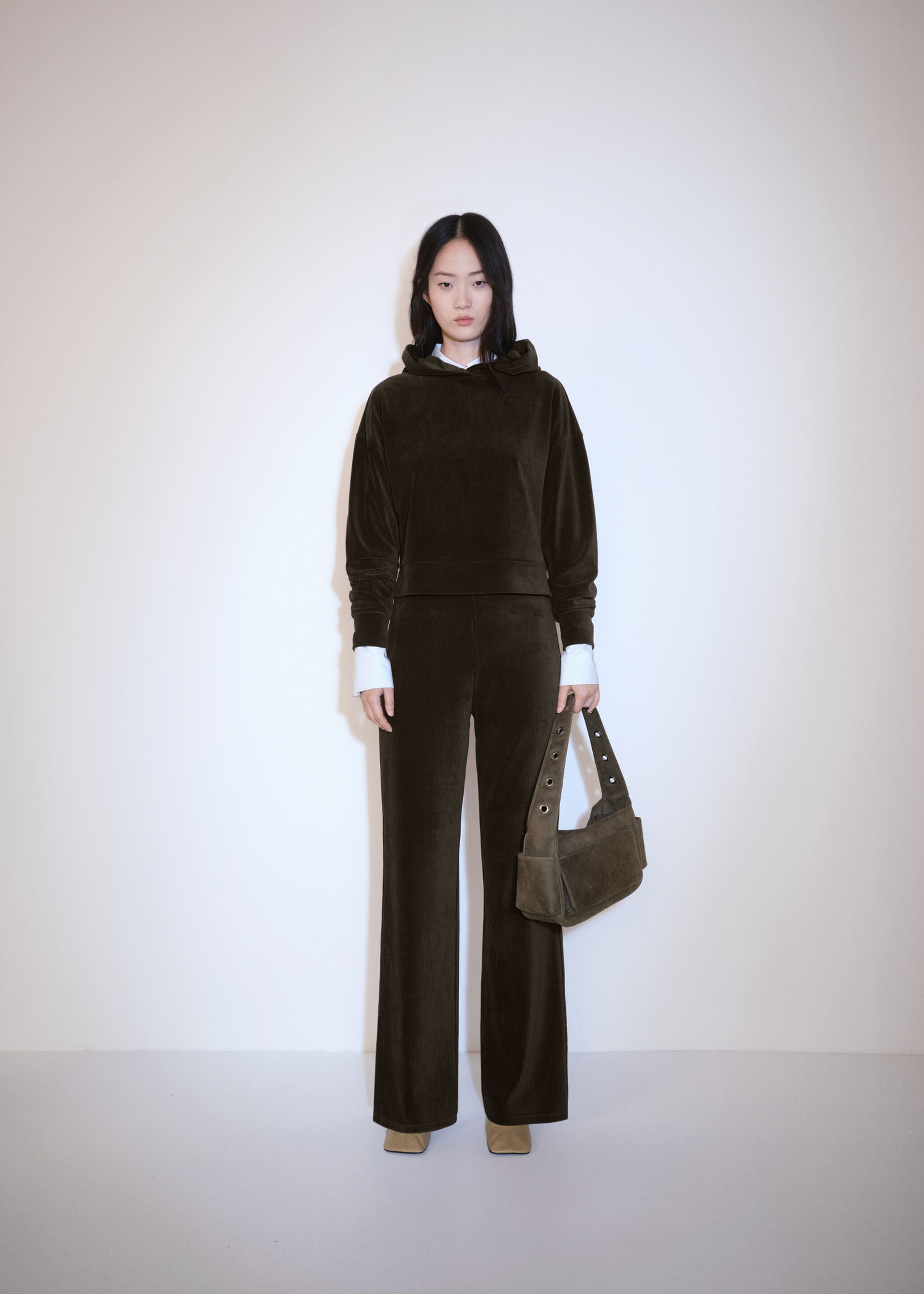 Pantalón recto pana - Plano general, Khaki. Ref: 77087705-00.