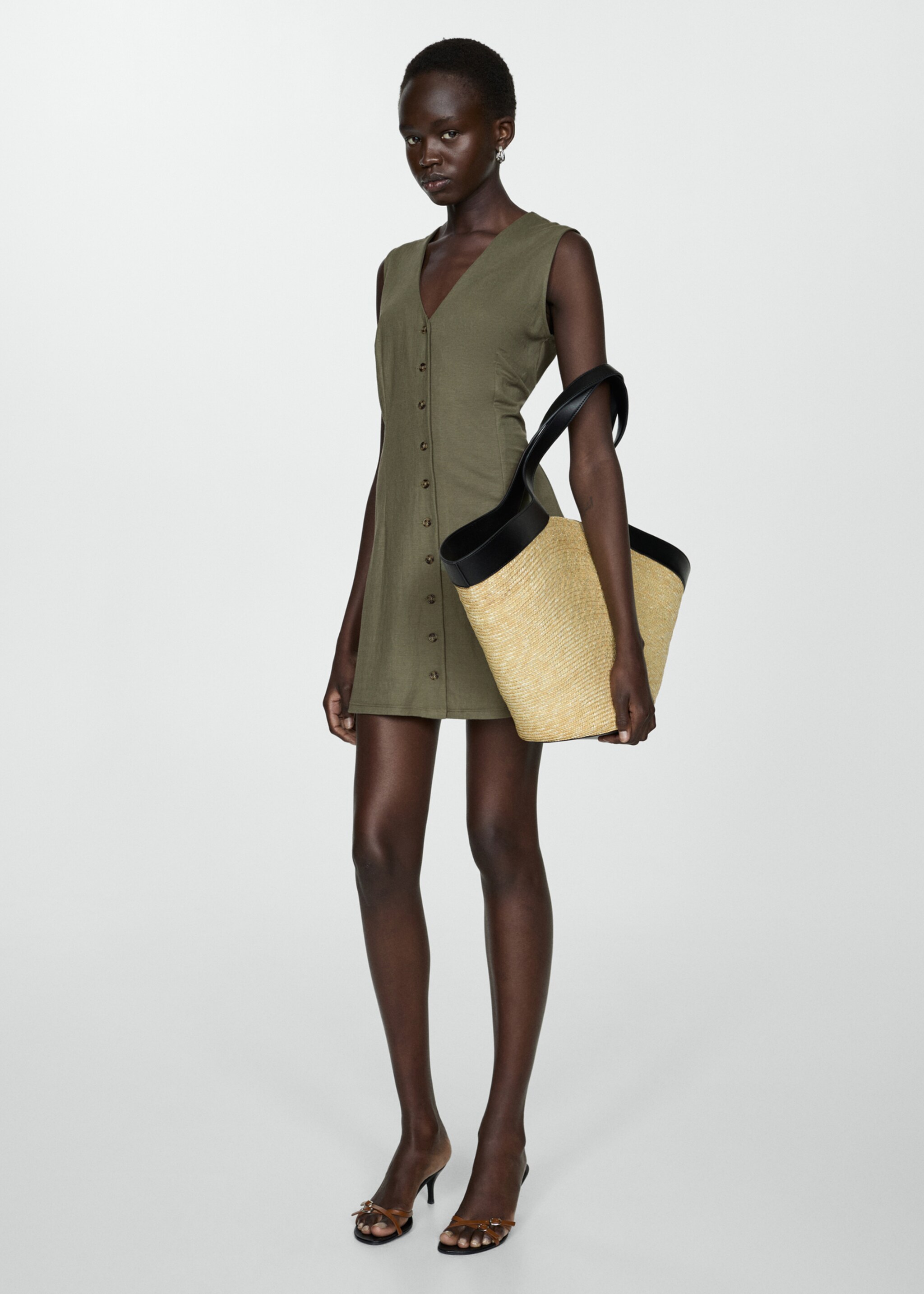 Vestido corto botones - Plano general, Khaki. Ref: 77090364-00.