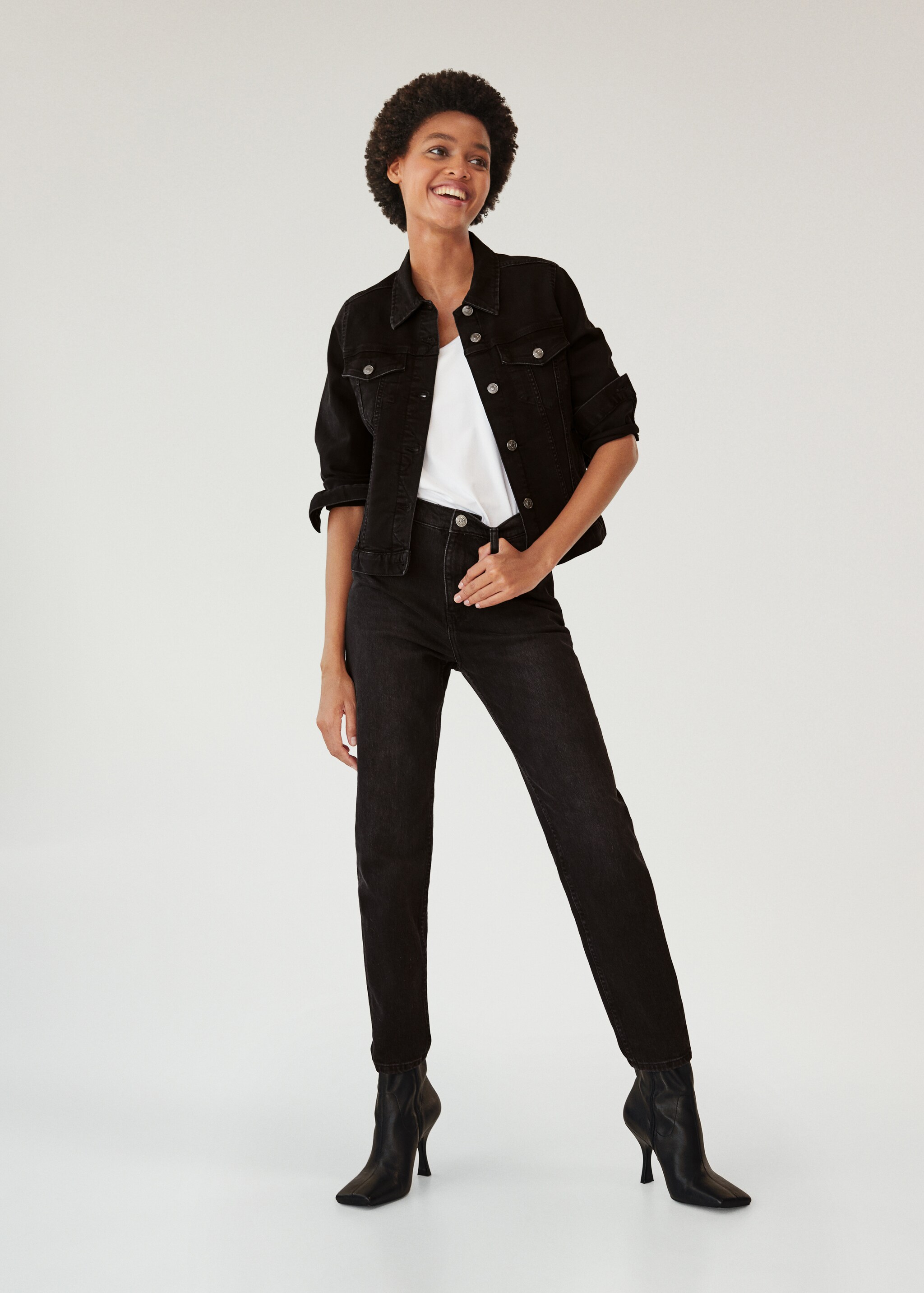 Cazadora denim negra - Plano general