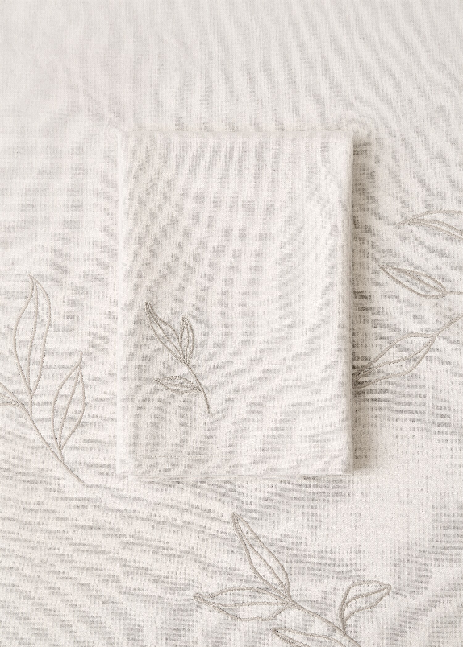 Cotton napkin with embroidered leaves - General plane