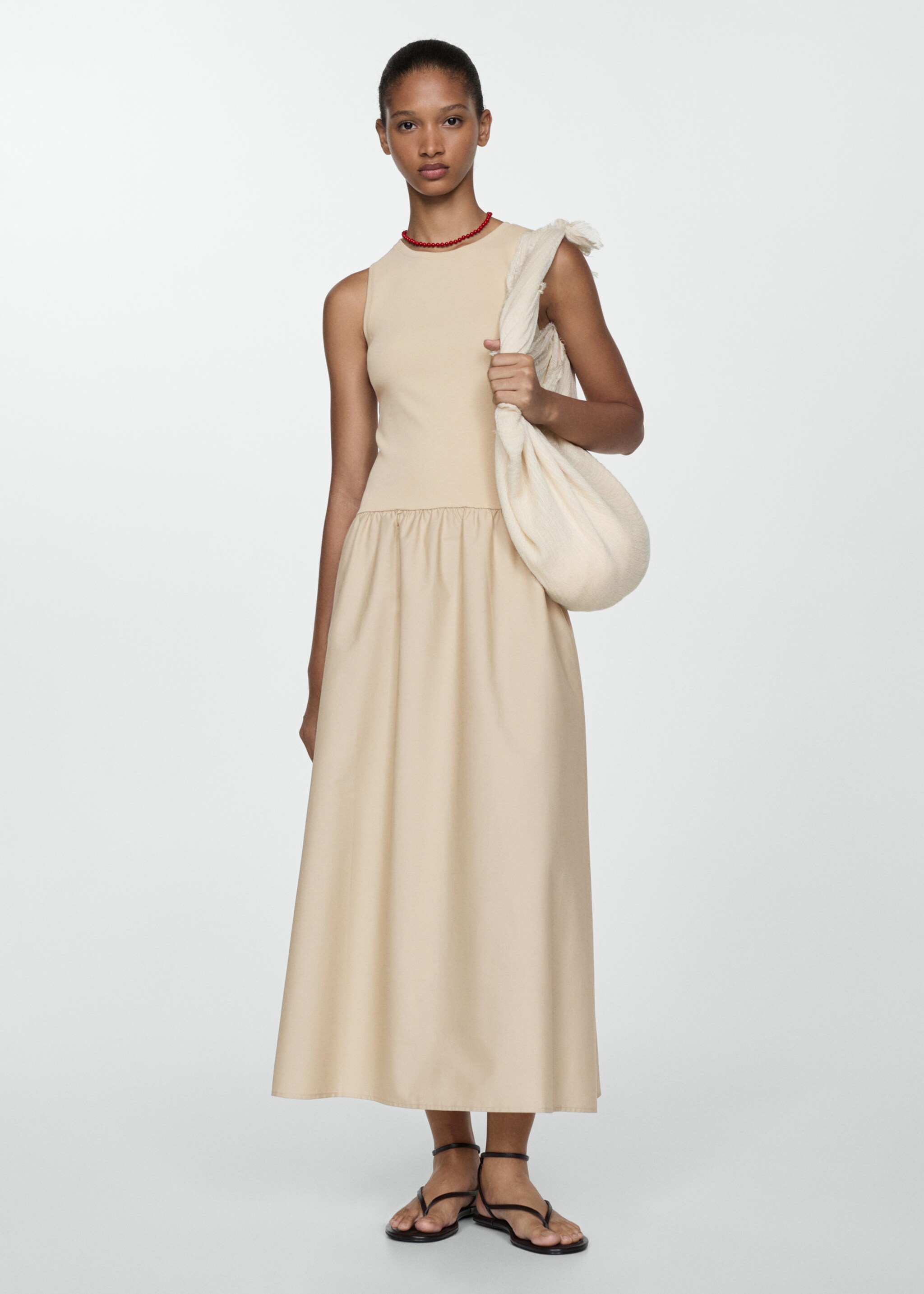 Vestido evasé combinado - Plano general