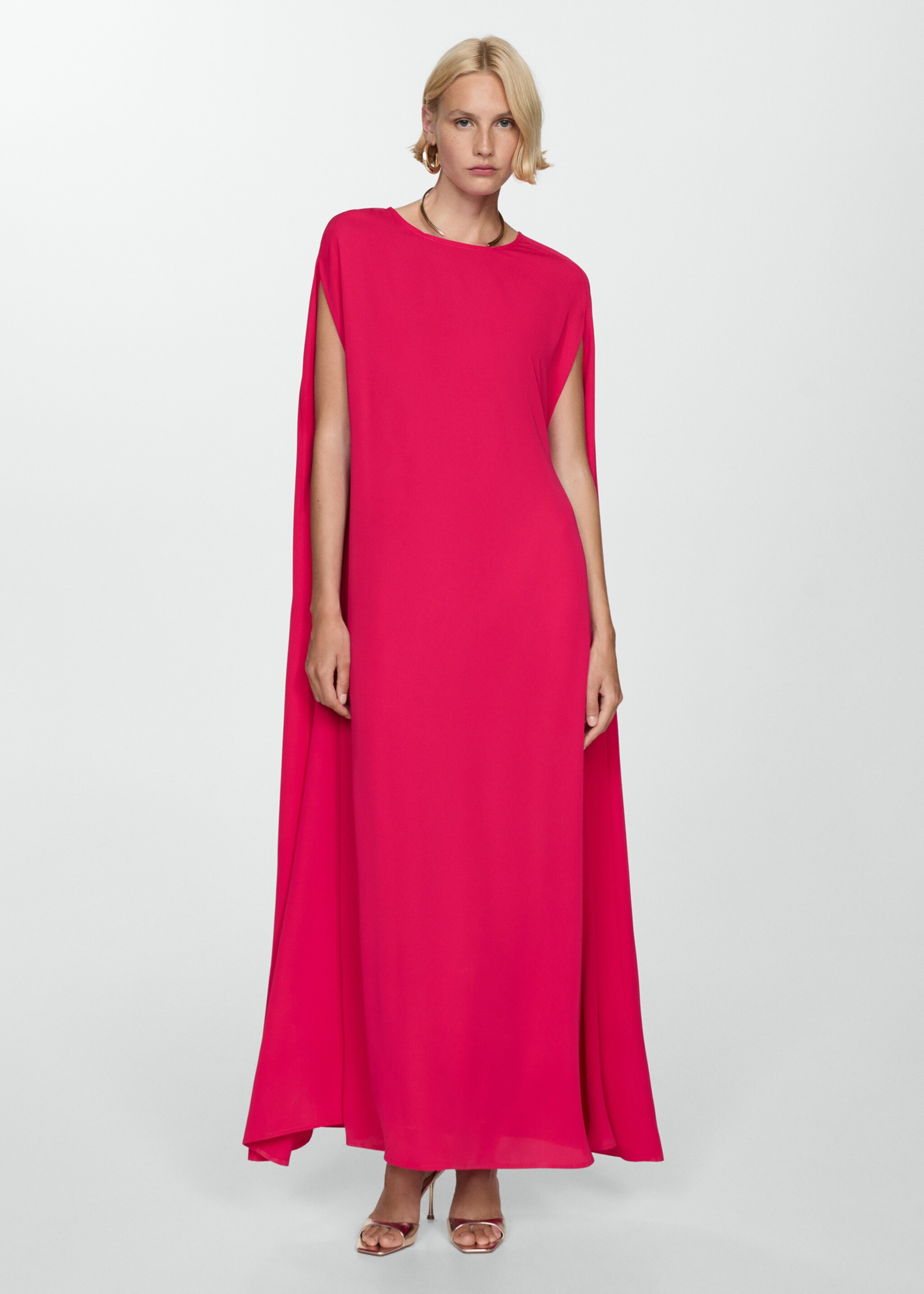 Vestido com aberturas nas mangas - Plano geral
