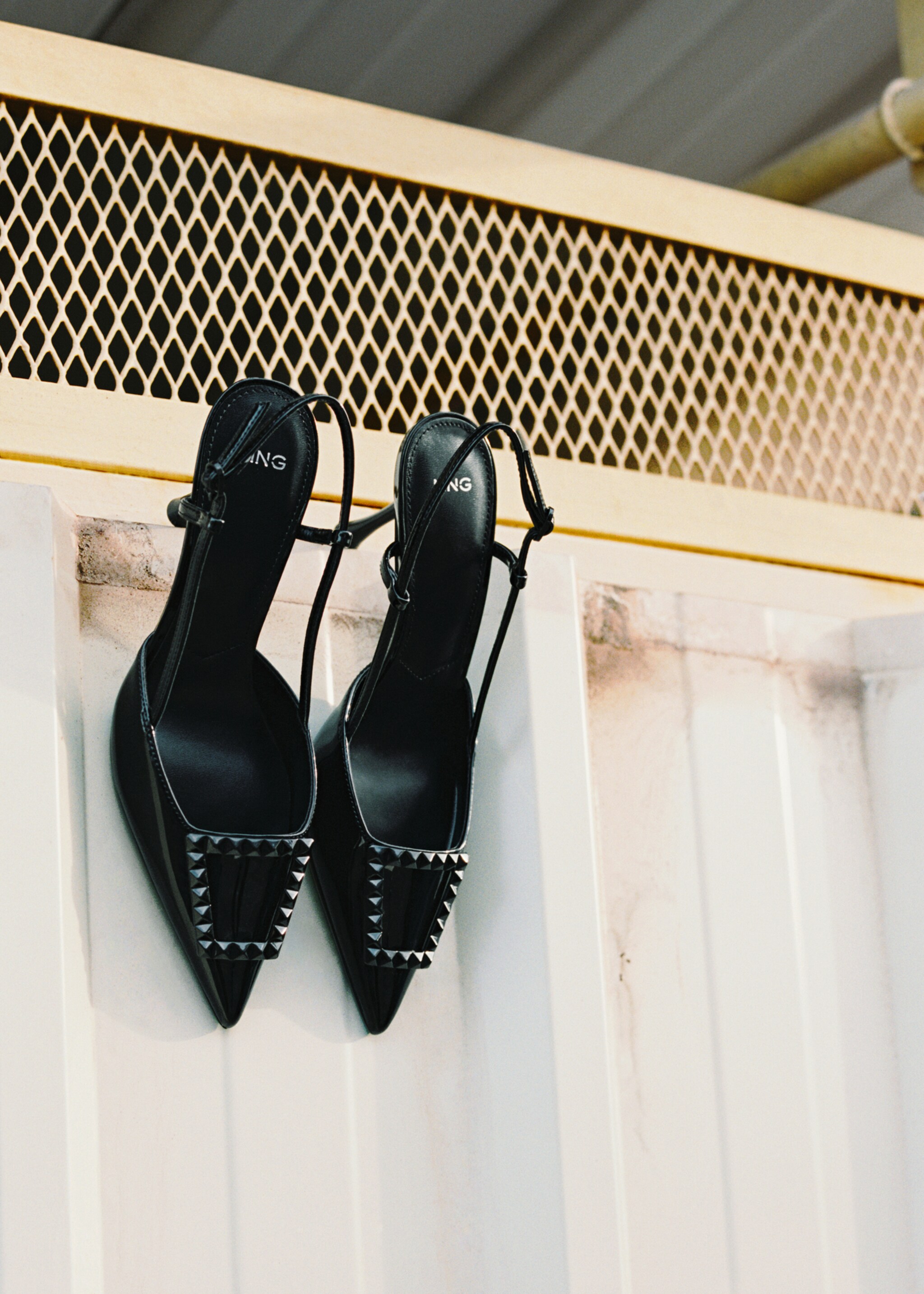Slingpumps aus Lackleder - Allgemeine Ansicht, Schwarz. Ref: 77094447-00.
