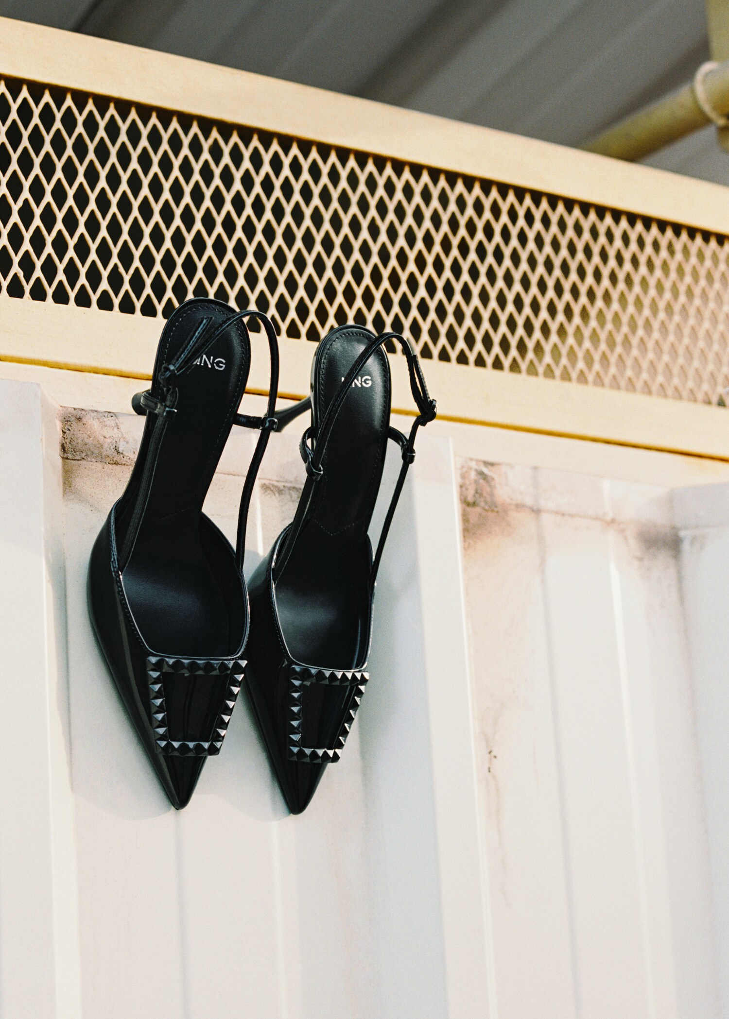 Chaussures vernies talon ouvertes à l’arrière - Plan général