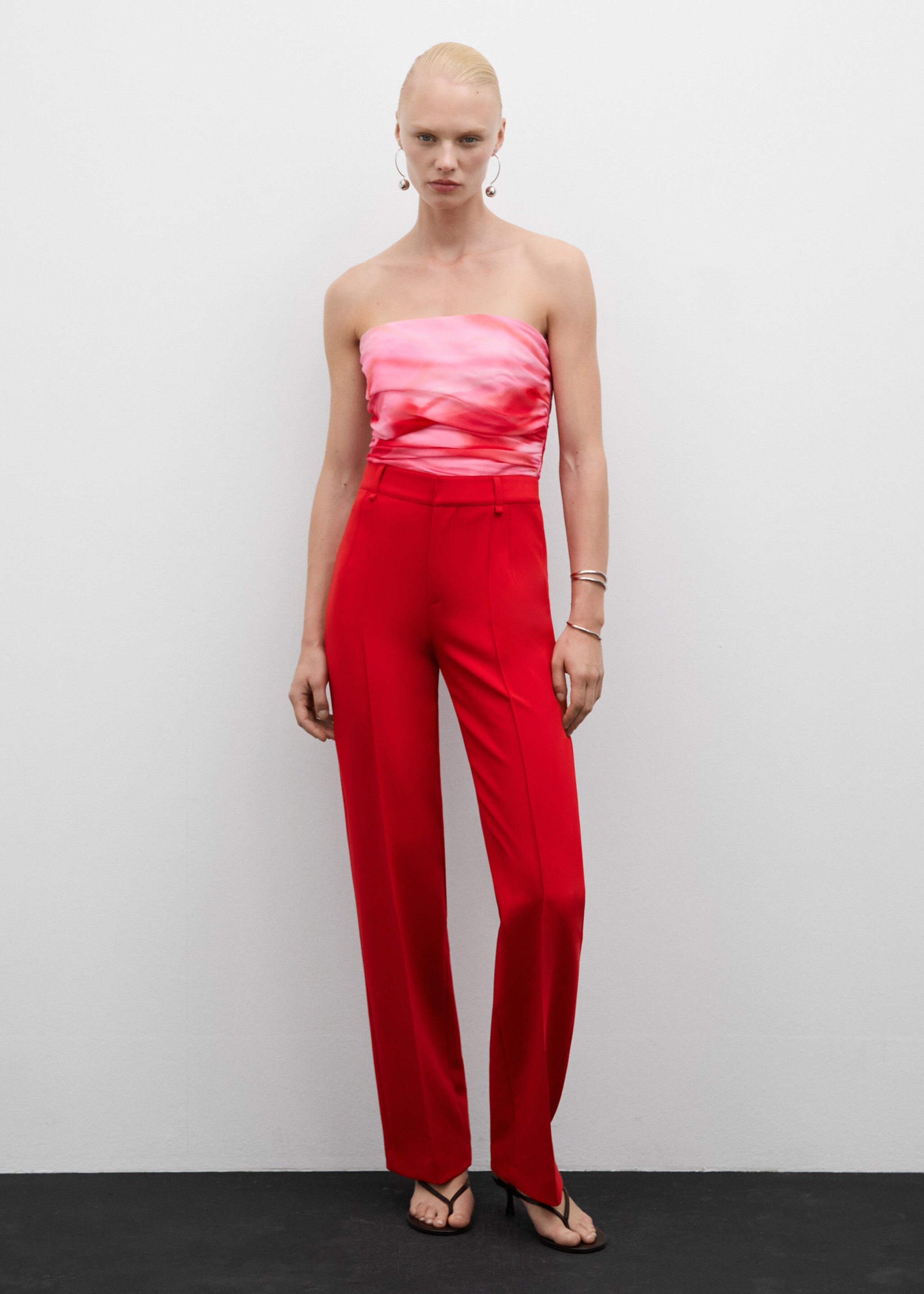 Gerade Hose mit Ziernähten - Allgemeine Ansicht, Rot. Ref: 77094453-00.