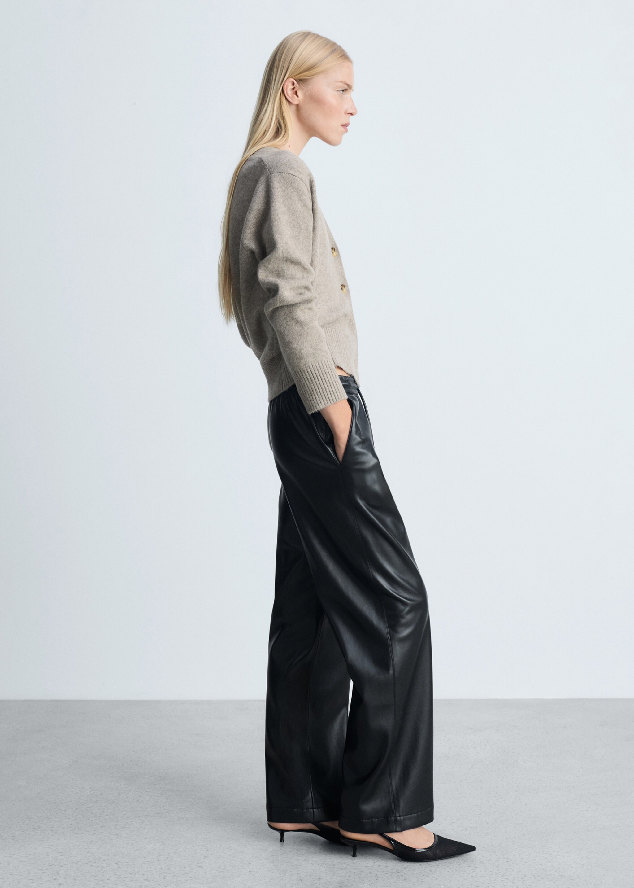 Hose mit Stretchbund und Leder-Effekt - Allgemeine Ansicht, Schwarz. Ref: 77096740-00.