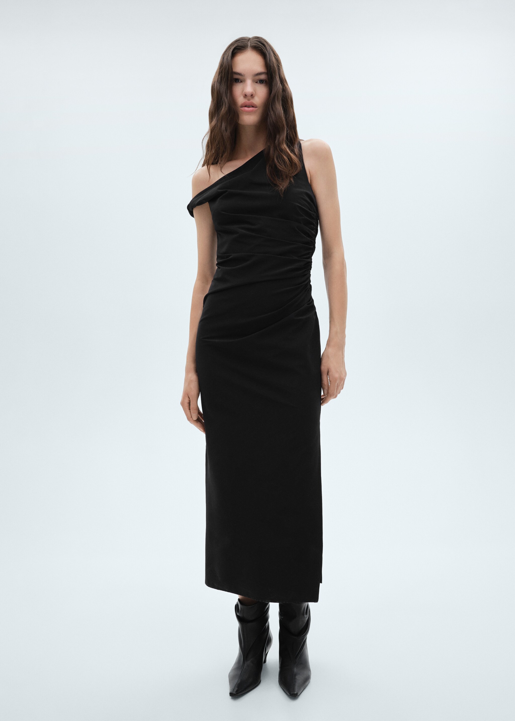 Asymmetrical dress with gathered details - General plane, Black. Ref: 77097689-00.