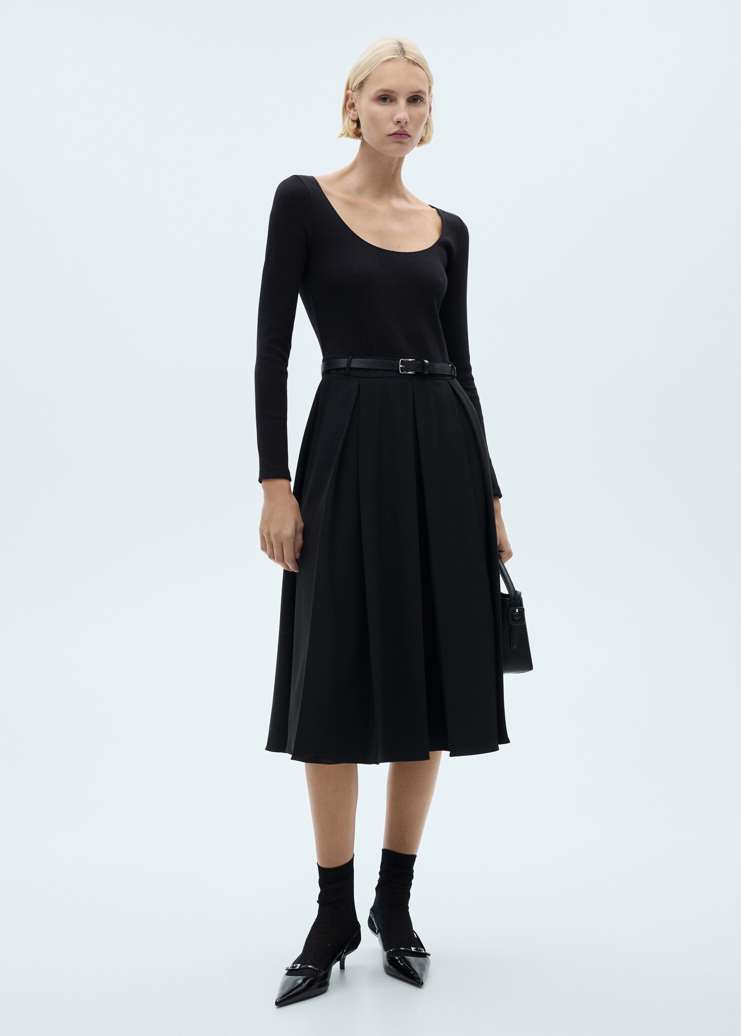 Kombiniertes Kleid mit Faltendetails und Gürtel - Allgemeine Ansicht